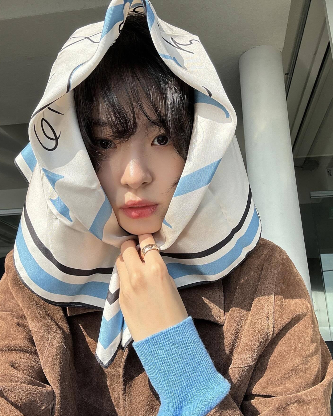 배우 서은수의 코코 크러쉬 스타일링⭐️

서은수가 인스타그램을 통해 샤넬 코코 크러쉬 링으로 다양한 스타일링을 뽐냈습니다.

캐주얼한 룩부터 페미닌한 무드까지 코코 크러쉬 링을 더해 완벽하게 소화해냈는데요.

그녀의 코코 크러쉬를 활용한 스타일링을 만나보세요. 이미지