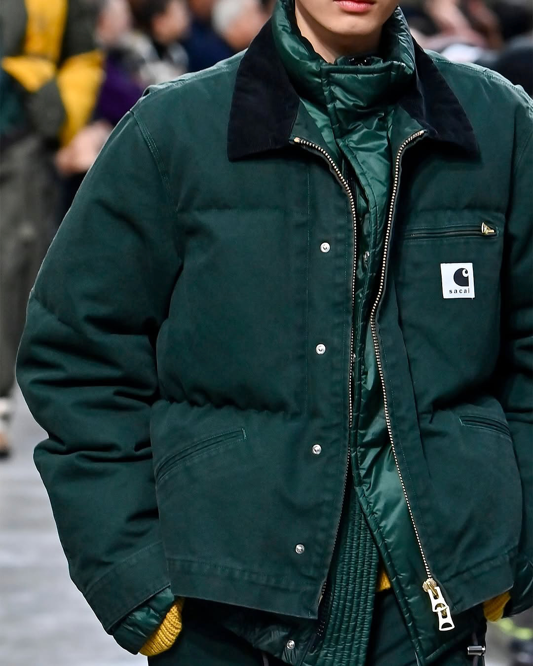 퍼렐 칼하트x사카이 2025 A/W 컬렉션🔥
파리에서 열린 2025 A/W 컬렉션에서 퍼렐 윌리엄스의 스타일링입니다.
칼하트 x 사카이 재킷을 메인 아우터로 선택하고 루이비통 가죽 자켓을 레이어드해 크리에이티브 디렉터의 감각을 보여줬습니다.
팬츠는 부츠컷 데님을 매치해 실루엣을 강조했고 신발은 퍼렐과 아디다스의 새로운 협업 스니커즈 ‘젤리피쉬’를 착용했는데, 이 제품은 2025년 여름 출시될 예정입니다.
볼캡은 휴먼 메이드 캡으로 전체적인 룩을 완성했습니다.
스타일의 포인트를 정확하게 살릴 줄 아는 퍼렐🕶️ 이미지4