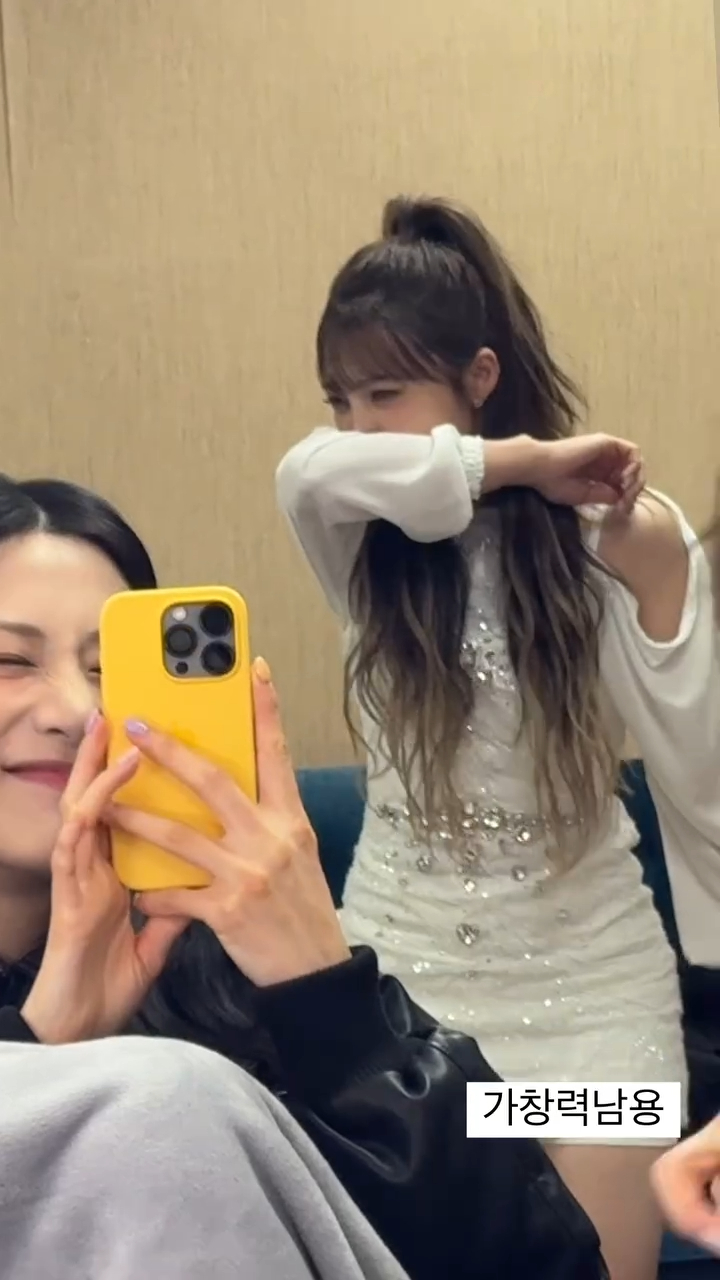 @정은지가 목을 푸는 방법=얼음송🤣
언니 가창력 그렇게 쓸거면 나 줘ㅋㅋㅋ 이미지