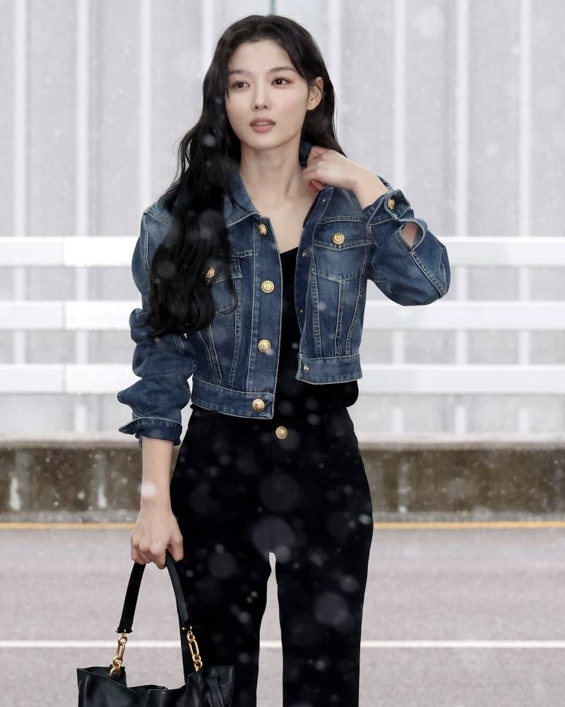 눈 와서 더 화보같은 김유정❄️
김유정과 찰떡인 청자켓은 발망의 Cropped faded denim jacket💙 이미지7