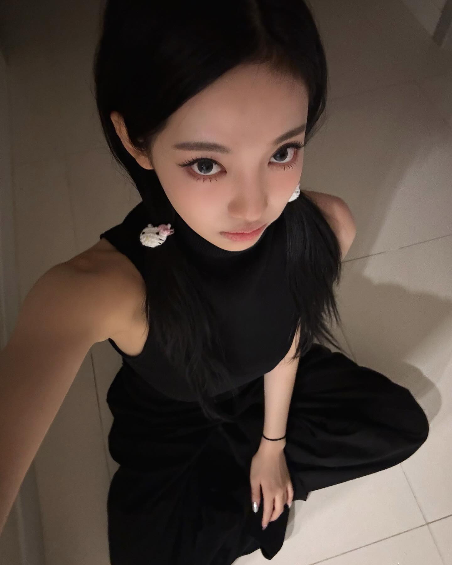 한번 빠지면 답 없는 뚱냥이상🐈‍⬛

많은 사람들이 좋아하는 아이돌 얼굴상이 있습니다. 바로 '뚱냥이상'인데요, 둥글고 몽환적인 인상이 특징인 이 얼굴은 웃을 때 뚱냥이처럼 귀엽게 변하는 반전 매력을 지니고 있어 여전히 큰 인기를 끌고 있습니다. 그럼, 아이돌들 중 누가 '뚱냥이상'의 얼굴을 가지고 있는지 함께 알아볼까요?🖤

1. 블랙핑크 제니
2. 에스파 닝닝
3. 스테이씨 아이사
4. 미야오 엘라
5. 키키 하음 이미지4