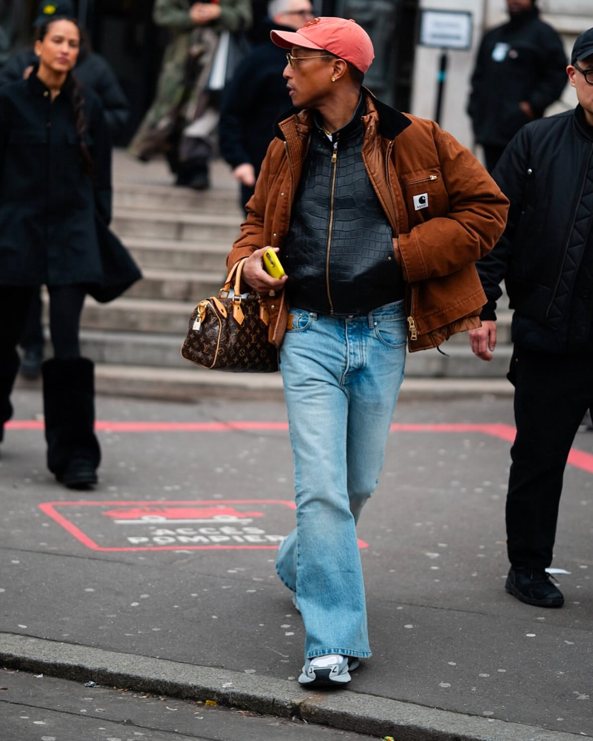 퍼렐 칼하트x사카이 2025 A/W 컬렉션🔥

파리에서 열린 2025 A/W 컬렉션에서 퍼렐 윌리엄스의 스타일링입니다.

칼하트 x 사카이 재킷을 메인 아우터로 선택하고 루이비통 가죽 자켓을 레이어드해 크리에이티브 디렉터의 감각을 보여줬습니다.

팬츠는 부츠컷 데님을 매치해 실루엣을 강조했고 신발은 퍼렐과 아디다스의 새로운 협업 스니커즈 ‘젤리피쉬’를 착용했는데, 이 제품은 2025년 여름 출시될 예정입니다.

볼캡은 휴먼 메이드 캡으로 전체적인 룩을 완성했습니다.

스타일의 포인트를 정확하게 살릴 줄 아는 퍼렐🕶️ 이미지