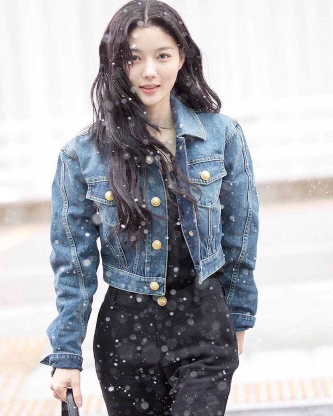 눈 와서 더 화보같은 김유정❄️
김유정과 찰떡인 청자켓은 발망의 Cropped faded denim jacket💙 이미지