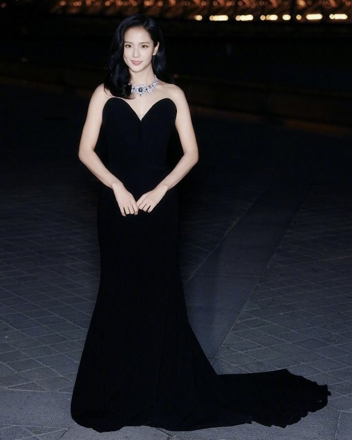 핫했던 디올 컬렉션 같이보자🔍

어제 밤, 프랑스 파리가 뜨겁게 달아올랐죠. 두 케이팝 스타, 블랙핑크 지수와 세븐틴 민규가 디올 2025 가을, 겨울 컬렉션을 관람하기 위해 파리에 등장했기 때문인데요. 특히 지수는 쇼장에서부터 루브르 갈라 디너까지, 여느 때보다 바쁜 일정을 소화하며 디올의 뮤즈다운 면모를 보여줬습니다.

지수는 구조적인 실루엣의 화이트 셔츠와 코르셋을 매치한 상의에 레이스 디테일이 돋보이는 블랙 스커트, 그리고 레이스업 부츠를 더해 사랑스러우면서도 시크한 룩을 완성했죠.
이어 루브르 박물관에서 열린 디올 갈라 디너에서는 블랙 드레스로 우아한 분위기를 연출하며 완벽한 반전 매력을 보여줬습니다. 여기에 다이아몬드가 촘촘히 세팅된 까르띠에 목걸이를 더해 한층 더 고급스러운 무드를 완성했는데요. 디올과 까르띠에의 아이코닉한 조합이 돋보인 순간이었죠.

민규는 올블랙 수트 스타일링으로 디올 특유의 클래식한 감성을 세련되게 소화하며 시선을 사로잡았습니다.

그렇다면, 그들이 관람한 이번 디올 컬렉션은 어떤 모습이었을까요? 이번 시즌 디올은 ‘여성복의 재해석’이라는 주제를 중심으로, 시대를 초월하는 스타일을 탐구했습니다.

특히 세계적인 연출가 로버트 윌슨과 협업하여 하나의 예술 작품처럼 구성된 무대 연출이 인상적이었죠. 컬렉션은 버지니아 울프의 올랜도에서 영감을 받아 다섯 개의 챕터로 전개되었는데요.

런웨이에서는 탈부착이 가능한 러플 디테일, 카모플라주 패턴의 트렌치코트, 그리고 구조적인 코르셋 스타일링이 등장하며 시선을 사로잡았습니다. 이는 1989년부터 1996년까지 디올을 이끌었던 잔프랑코 페레의 디자인을 현대적으로 풀어낸 듯한 느낌을 주었죠. 또한, 바이커 가죽과 테일러드 코트를 조합한 룩들이 등장하며, 시대를 초월하는 디올의 아이덴티티를 강조했습니다.

강렬한 메시지와 함께 패션을 하나의 예술로 승화시킨 디올 2025 가을, 겨울 컬렉션. 단순한 의상의 발표가 아닌, 시대와 스타일이 교차하는 이야기로 풀어낸 점이 더욱 인상적이었는데요. 디올이 그려낸 이번 시즌의 아름다움을 직접 만나보세요✨ 이미지4