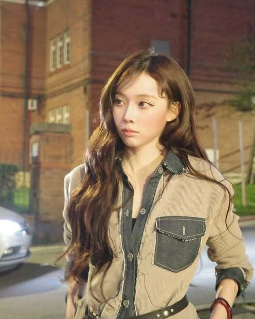 이렇게 청순한 Y2K 봤어?

윈터는 가녀린 몸매 덕분에 미니스커트가 잘 어울리는 대표적인 아이돌이기도 합니다. 최근 윈터는 타이트하고 짧은 기장의 상하의로 과감하고 레트로한 Y2K 무드를 연출했습니다.

윈터의 또 다른 Y2K 코디 포인트는 바로 웨스턴 무드의 벨트입니다. 벨트를 골반이나 허리 라인에 비스듬히 걸치면 자유분방한 분위기를 연출할 수 있어요.

첫 번째 사진에서 윈터가 착용한 벨트는 오픈와이와이(OPEN YY)의 스터드 웨스턴 벨트로 10만 8천 원, 크롭한 티셔츠는 파르티멘토(Partimento)의 93 Ciao 프린트 티셔츠로 4만 9천 원이에요.

단! 윈터처럼 청순한 표정 연출이 강렬하고 도도한 Y2K 패션의 반전 매력임을 기억해 두세요✨ 이미지6