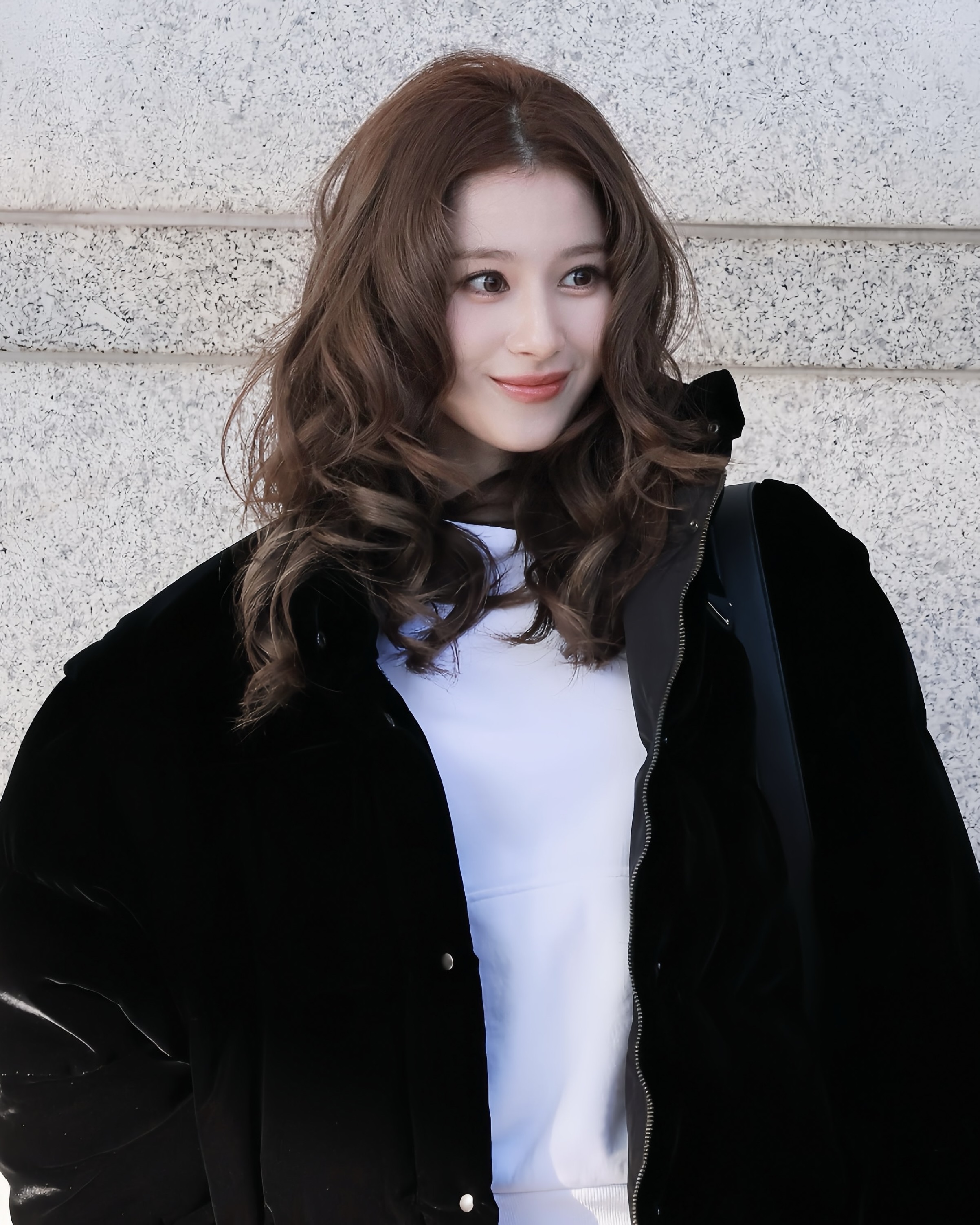 고데기 할 때 참고하자고✨

구준표 소라빵의 시대는 갔다! 이제는 사나의 소라빵 시대다! 🥐✨ 사나는 최근 공항패션을 통해 놀라운 비주얼을 선보이며 화제를 모았는데요. 특히 눈길을 끌었던 건 그녀의 헤어스타일! 탱글탱글한 컬이 더해져 발랄하면서도 사랑스러운 분위기를 완성했죠.

특히, 이번 소라빵 스타일의 포인트는 흔히 볼 수 있는 바깥 방향 컬이 아니라 얼굴 안쪽으로 말아 올린 앞머리 연출이었는데요. 덕분에 더욱 자연스럽고 우아한 느낌이 강조되었습니다.

같은 소라빵 스타일이라도 지수는 사나와는 살짝 다른 방식으로 연출했는데요. 솔로곡 ‘Earthquake’ 활동 당시, 전체적으로 안쪽으로 컬을 넣어 더욱 클래식한 소라빵 헤어를 완성했죠.

소라빵 헤어 연출법은 생각보다 간단합니다. 사나처럼 발랄한 느낌을 원한다면, 귀 아랫부분의 머리는 바깥쪽으로 컬을 넣고, 관자놀이 부분과 겉단은 안쪽으로 말아주면 완성! 지수처럼 우아한 무드를 원한다면, 전체적으로 안쪽으로 컬을 넣어주면 됩니다.

여기에 헤어핀으로 포인트를 더하고 싶다면? 눈썹 옆에 꽂아주면 더욱 완벽한 스타일이 완성됩니다. 우아하면서도 러블리한 분위기를 연출하고 싶다면, 슬라이드를 넘겨 사나와 지수의 소라빵 헤어를 참고해보세요! 💕 이미지1