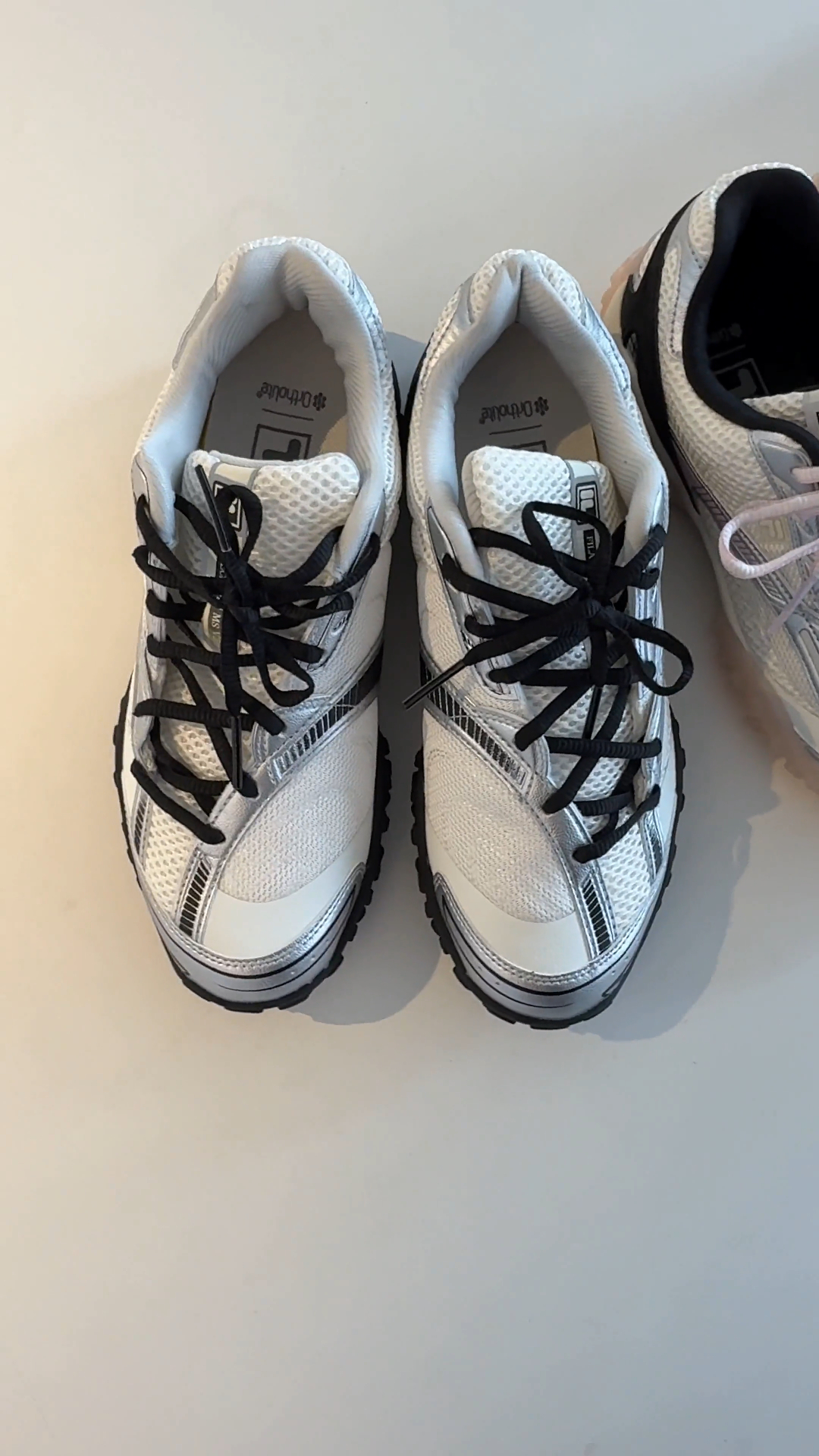 화제의 그 운동화 헤일리비버 운동화👟🔥
휠라의 베스트 에샤페 V2🖤🩷내일 런칭 전 미리보기 #제작지원

2월 27일 선런칭 후 바로 품절될 만큼 핫한 인기에 힘 입어, 3월 6일(목) 휠라 공식 온라인몰과 전국 매장에서 다시 출시됩니다.

패션앤스타일도 ‘에샤페 V2’ 재출시 일정에 맞춰 언박싱하고 신어봤습니다. 다양한 패턴과 여러 질감의 메쉬 소재를 사용해 포인트를 준 디자인과 아웃솔은 브랜드의 F 로고를 형상화해 아이덴티티를 살린 점이 특징입니다.

블루와 그레이 컬러를 섞은 411부터 화이트와 블랙에 그레이를 더한 102, 핑크 컬러 650까지! 세 가지 컬러의 에샤페 V2에서 취향에 따라 선택하는 것 어떨까요?

에샤페 V2, 휠라 공식 홈페이지 ‘입고 알림’으로 재입고 소식을 놓치지 마세요! 이미지
