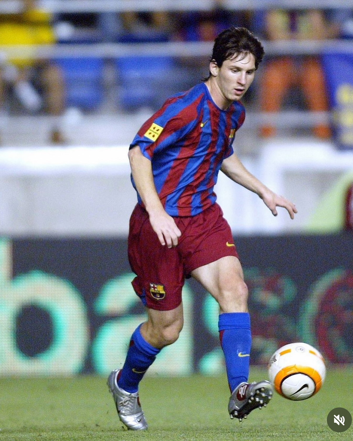 나이키 토탈90, 이젠 필드를 넘어 스트릿으로⚽🔥
2000년대 초반 전설적인 축구선수들이 신었던 토탈 90. 호나우지뉴,메시,웨인 루니 등 축구의 아이콘들이 신었던 축구화입니다.
합성 레더 어퍼와 독특한 비대칭 레이싱 시스템이 과거의 디자인을 그대로 가져오며 개성을 살렸습니다.
레트로와 스트릿의 경계를 허무는 하나의 패션 아이템 실버 컬러웨이와 아이코닉한 ‘90’ 로고가 포인트입니다.
스트릿과 풋볼 감성을 동시에 즐기기 좋은 스니커!👟 이미지