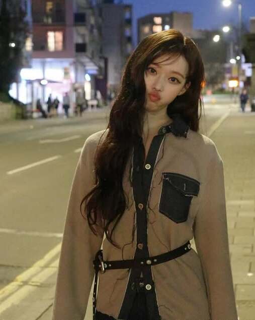 이렇게 청순한 Y2K 봤어?

윈터는 가녀린 몸매 덕분에 미니스커트가 잘 어울리는 대표적인 아이돌이기도 합니다. 최근 윈터는 타이트하고 짧은 기장의 상하의로 과감하고 레트로한 Y2K 무드를 연출했습니다.

윈터의 또 다른 Y2K 코디 포인트는 바로 웨스턴 무드의 벨트입니다. 벨트를 골반이나 허리 라인에 비스듬히 걸치면 자유분방한 분위기를 연출할 수 있어요.

첫 번째 사진에서 윈터가 착용한 벨트는 오픈와이와이(OPEN YY)의 스터드 웨스턴 벨트로 10만 8천 원, 크롭한 티셔츠는 파르티멘토(Partimento)의 93 Ciao 프린트 티셔츠로 4만 9천 원이에요.

단! 윈터처럼 청순한 표정 연출이 강렬하고 도도한 Y2K 패션의 반전 매력임을 기억해 두세요✨ 이미지4