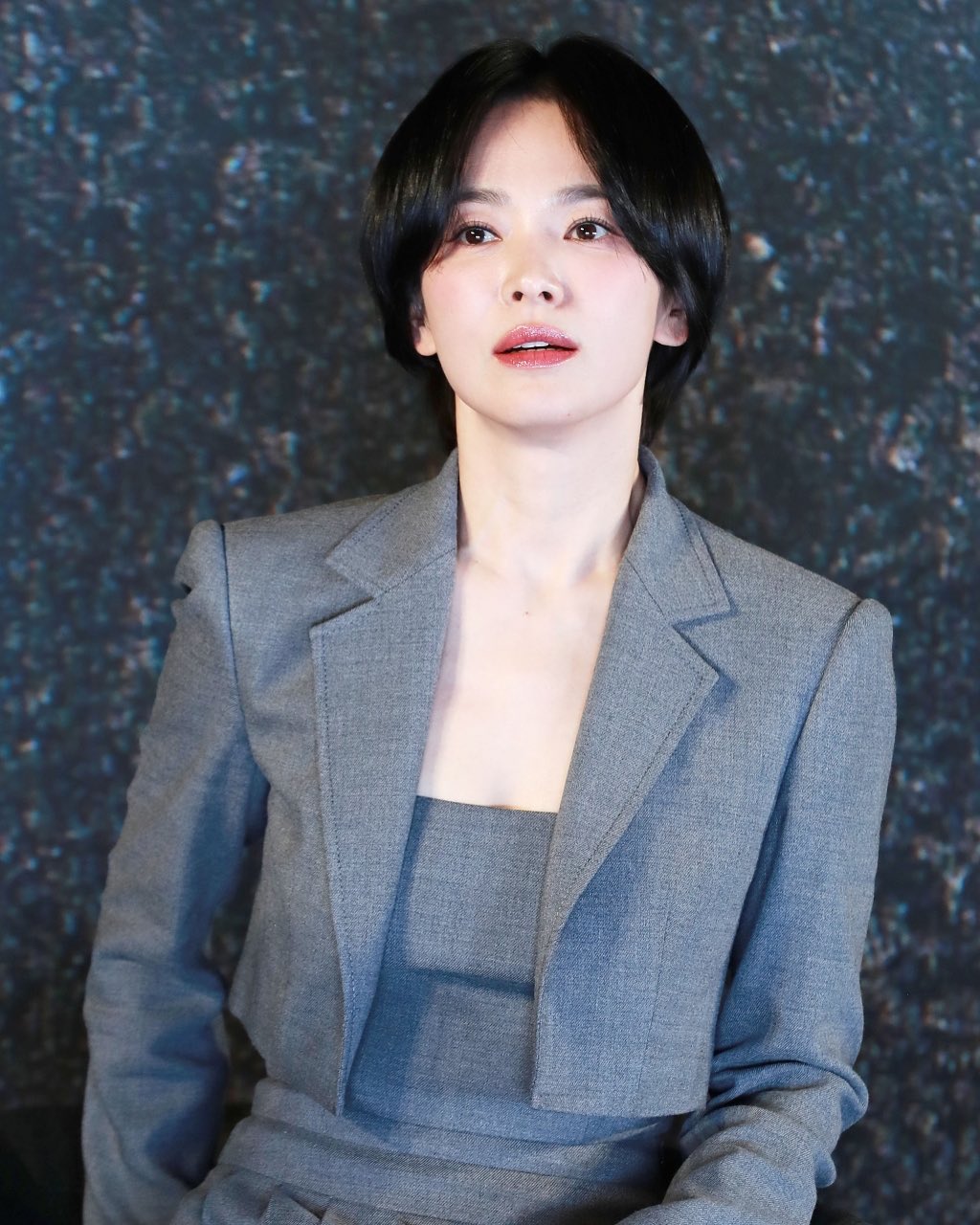 이름마저 고급진 귀족턱 셀럽 5✨

많은 사람들이 선호하는 V라인 턱 외에도, 인기를 끌고 있는 턱 모양이 있습니다. 바로 L자 턱인데요, '귀족턱'이라고도 불리는 이 턱은 고급스럽고 우아한 느낌을 줍니다. 그럼, 귀족턱을 가진 셀럽들을 소개해드릴게요.🤍

1. 송혜교
2. 수지
3. 김유정
4. 정유미
5. 정채연 이미지2