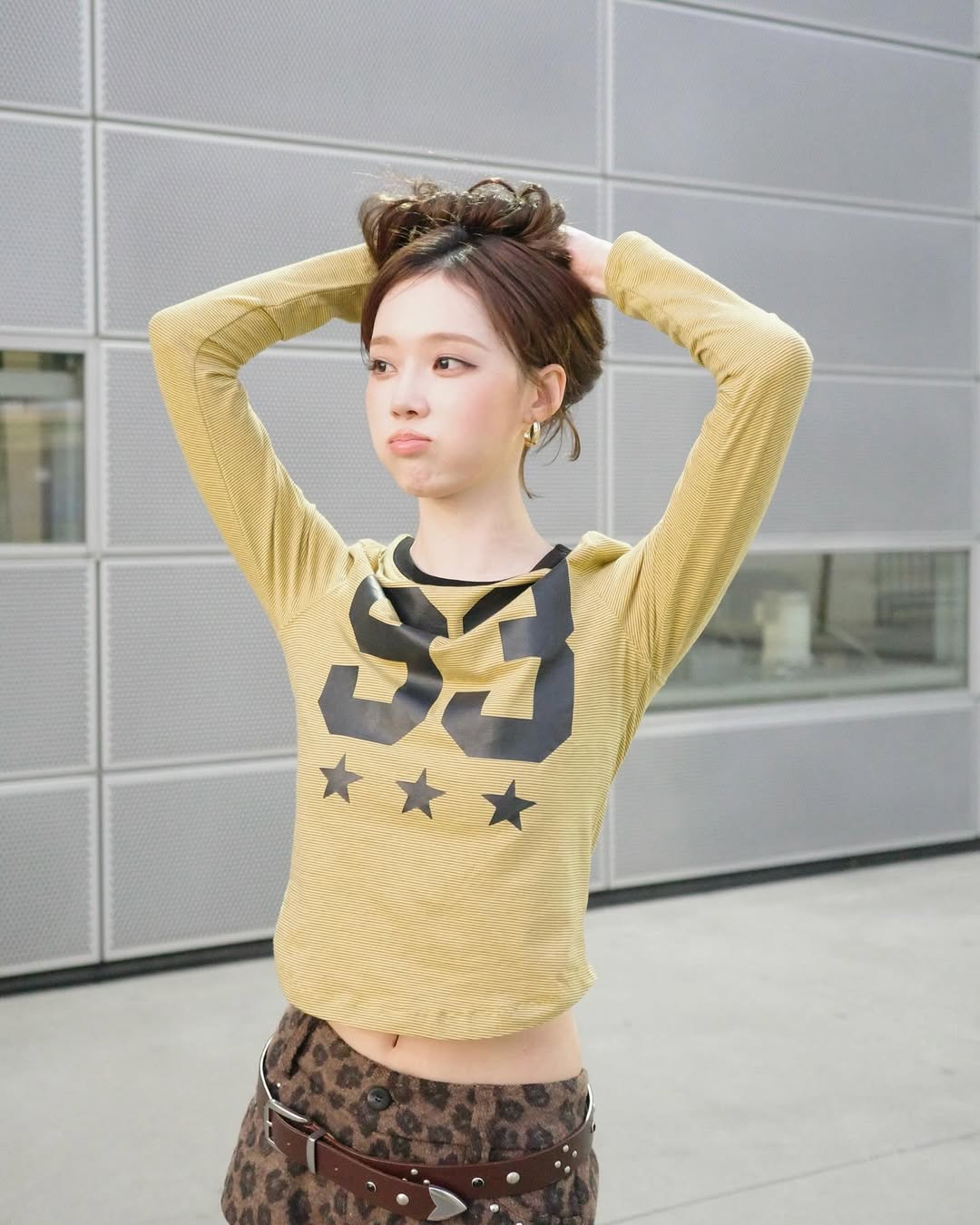 이렇게 청순한 Y2K 봤어?

윈터는 가녀린 몸매 덕분에 미니스커트가 잘 어울리는 대표적인 아이돌이기도 합니다. 최근 윈터는 타이트하고 짧은 기장의 상하의로 과감하고 레트로한 Y2K 무드를 연출했습니다.

윈터의 또 다른 Y2K 코디 포인트는 바로 웨스턴 무드의 벨트입니다. 벨트를 골반이나 허리 라인에 비스듬히 걸치면 자유분방한 분위기를 연출할 수 있어요.

첫 번째 사진에서 윈터가 착용한 벨트는 오픈와이와이(OPEN YY)의 스터드 웨스턴 벨트로 10만 8천 원, 크롭한 티셔츠는 파르티멘토(Partimento)의 93 Ciao 프린트 티셔츠로 4만 9천 원이에요.

단! 윈터처럼 청순한 표정 연출이 강렬하고 도도한 Y2K 패션의 반전 매력임을 기억해 두세요✨ 이미지2