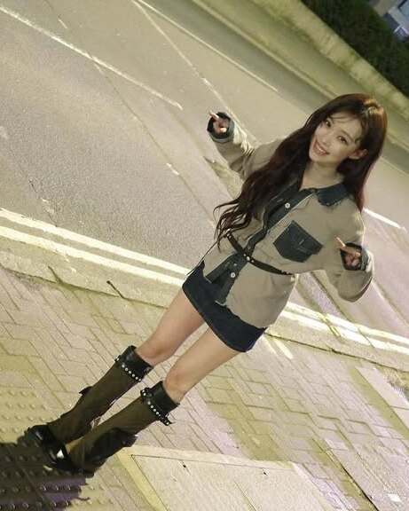 이렇게 청순한 Y2K 봤어?

윈터는 가녀린 몸매 덕분에 미니스커트가 잘 어울리는 대표적인 아이돌이기도 합니다. 최근 윈터는 타이트하고 짧은 기장의 상하의로 과감하고 레트로한 Y2K 무드를 연출했습니다.

윈터의 또 다른 Y2K 코디 포인트는 바로 웨스턴 무드의 벨트입니다. 벨트를 골반이나 허리 라인에 비스듬히 걸치면 자유분방한 분위기를 연출할 수 있어요.

첫 번째 사진에서 윈터가 착용한 벨트는 오픈와이와이(OPEN YY)의 스터드 웨스턴 벨트로 10만 8천 원, 크롭한 티셔츠는 파르티멘토(Partimento)의 93 Ciao 프린트 티셔츠로 4만 9천 원이에요.

단! 윈터처럼 청순한 표정 연출이 강렬하고 도도한 Y2K 패션의 반전 매력임을 기억해 두세요✨ 이미지5