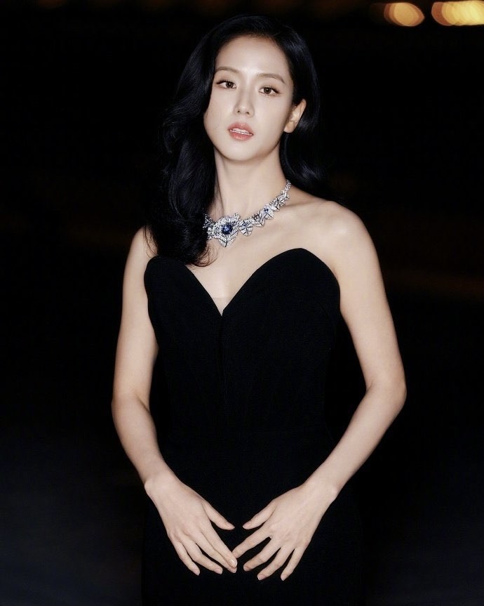 핫했던 디올 컬렉션 같이보자🔍

어제 밤, 프랑스 파리가 뜨겁게 달아올랐죠. 두 케이팝 스타, 블랙핑크 지수와 세븐틴 민규가 디올 2025 가을, 겨울 컬렉션을 관람하기 위해 파리에 등장했기 때문인데요. 특히 지수는 쇼장에서부터 루브르 갈라 디너까지, 여느 때보다 바쁜 일정을 소화하며 디올의 뮤즈다운 면모를 보여줬습니다.

지수는 구조적인 실루엣의 화이트 셔츠와 코르셋을 매치한 상의에 레이스 디테일이 돋보이는 블랙 스커트, 그리고 레이스업 부츠를 더해 사랑스러우면서도 시크한 룩을 완성했죠.
이어 루브르 박물관에서 열린 디올 갈라 디너에서는 블랙 드레스로 우아한 분위기를 연출하며 완벽한 반전 매력을 보여줬습니다. 여기에 다이아몬드가 촘촘히 세팅된 까르띠에 목걸이를 더해 한층 더 고급스러운 무드를 완성했는데요. 디올과 까르띠에의 아이코닉한 조합이 돋보인 순간이었죠.

민규는 올블랙 수트 스타일링으로 디올 특유의 클래식한 감성을 세련되게 소화하며 시선을 사로잡았습니다.

그렇다면, 그들이 관람한 이번 디올 컬렉션은 어떤 모습이었을까요? 이번 시즌 디올은 ‘여성복의 재해석’이라는 주제를 중심으로, 시대를 초월하는 스타일을 탐구했습니다.

특히 세계적인 연출가 로버트 윌슨과 협업하여 하나의 예술 작품처럼 구성된 무대 연출이 인상적이었죠. 컬렉션은 버지니아 울프의 올랜도에서 영감을 받아 다섯 개의 챕터로 전개되었는데요.

런웨이에서는 탈부착이 가능한 러플 디테일, 카모플라주 패턴의 트렌치코트, 그리고 구조적인 코르셋 스타일링이 등장하며 시선을 사로잡았습니다. 이는 1989년부터 1996년까지 디올을 이끌었던 잔프랑코 페레의 디자인을 현대적으로 풀어낸 듯한 느낌을 주었죠. 또한, 바이커 가죽과 테일러드 코트를 조합한 룩들이 등장하며, 시대를 초월하는 디올의 아이덴티티를 강조했습니다.

강렬한 메시지와 함께 패션을 하나의 예술로 승화시킨 디올 2025 가을, 겨울 컬렉션. 단순한 의상의 발표가 아닌, 시대와 스타일이 교차하는 이야기로 풀어낸 점이 더욱 인상적이었는데요. 디올이 그려낸 이번 시즌의 아름다움을 직접 만나보세요✨ 이미지