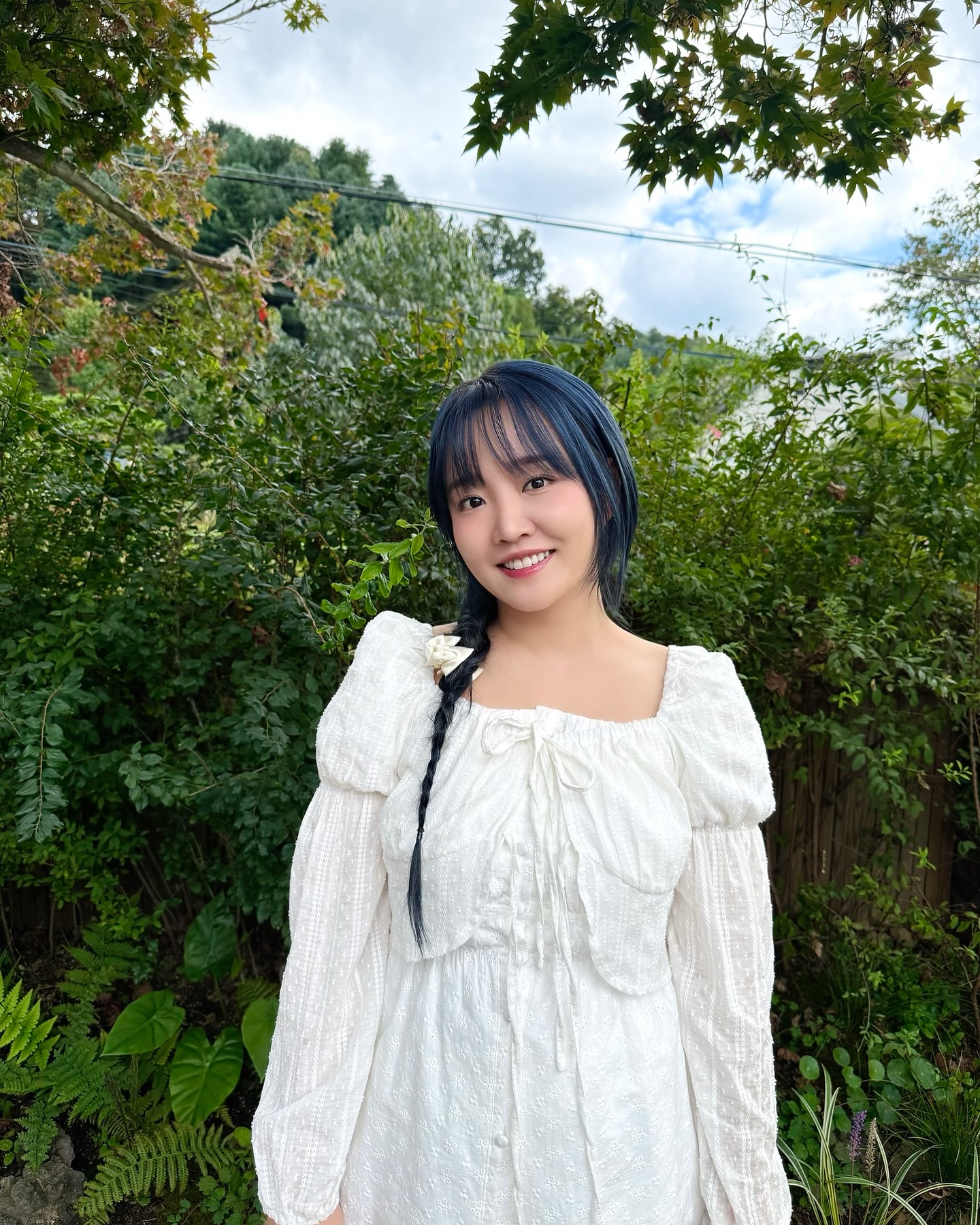 윤하, 깜짝 결혼 발표💍
가수 윤하가 팬들에게 깜짝 결혼 소식을 전했습니다.
윤하는 5일 자신의 공식 팬카페와 SNS를 통해 직접 결혼을 발표하며 “평생을 함께하고 싶은 소중한 사람을 만났다”고 밝혔는데요.
그녀는 글에서 “오랜 시간 음악과 함께해 온 저에게 늘 힘이 되어 준 여러분께 가장 먼저 이 소식을 전하고 싶었다”며 “서로를 존중하고 아껴주는 좋은 사람과 새로운 출발을 하게 되었다”고 전했습니다.
윤하의 결혼 상대는 일반인으로, 두 사람은 오랜 시간 신뢰를 쌓아오며 결혼을 결심한 것으로 알려졌습니다. 정확한 결혼식 날짜와 장소 등은 비공개로 진행될 예정입니다. 이미지