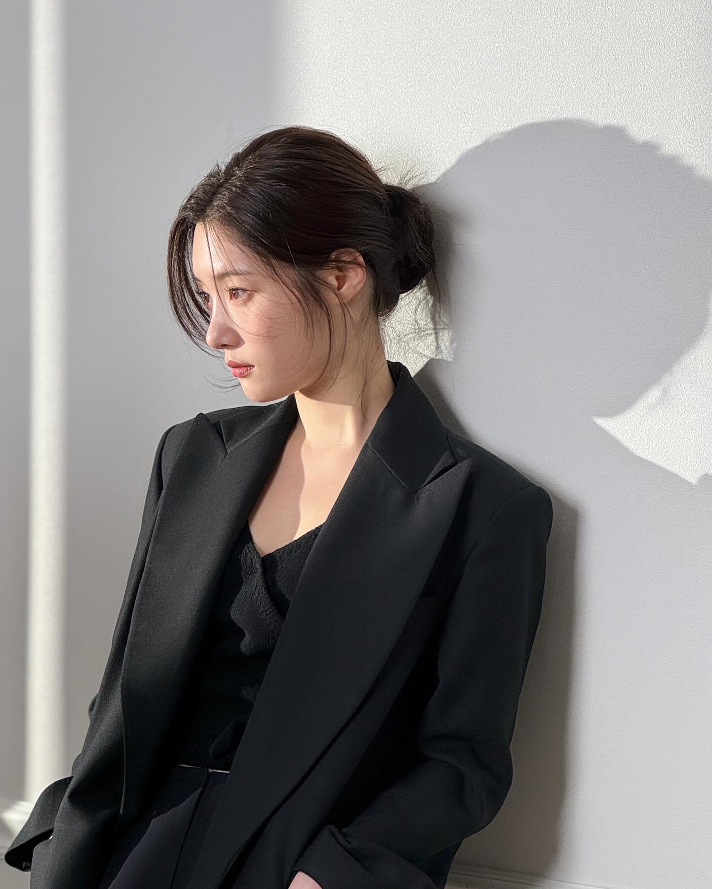 이름마저 고급진 귀족턱 셀럽 5✨

많은 사람들이 선호하는 V라인 턱 외에도, 인기를 끌고 있는 턱 모양이 있습니다. 바로 L자 턱인데요, '귀족턱'이라고도 불리는 이 턱은 고급스럽고 우아한 느낌을 줍니다. 그럼, 귀족턱을 가진 셀럽들을 소개해드릴게요.🤍

1. 송혜교
2. 수지
3. 김유정
4. 정유미
5. 정채연 이미지