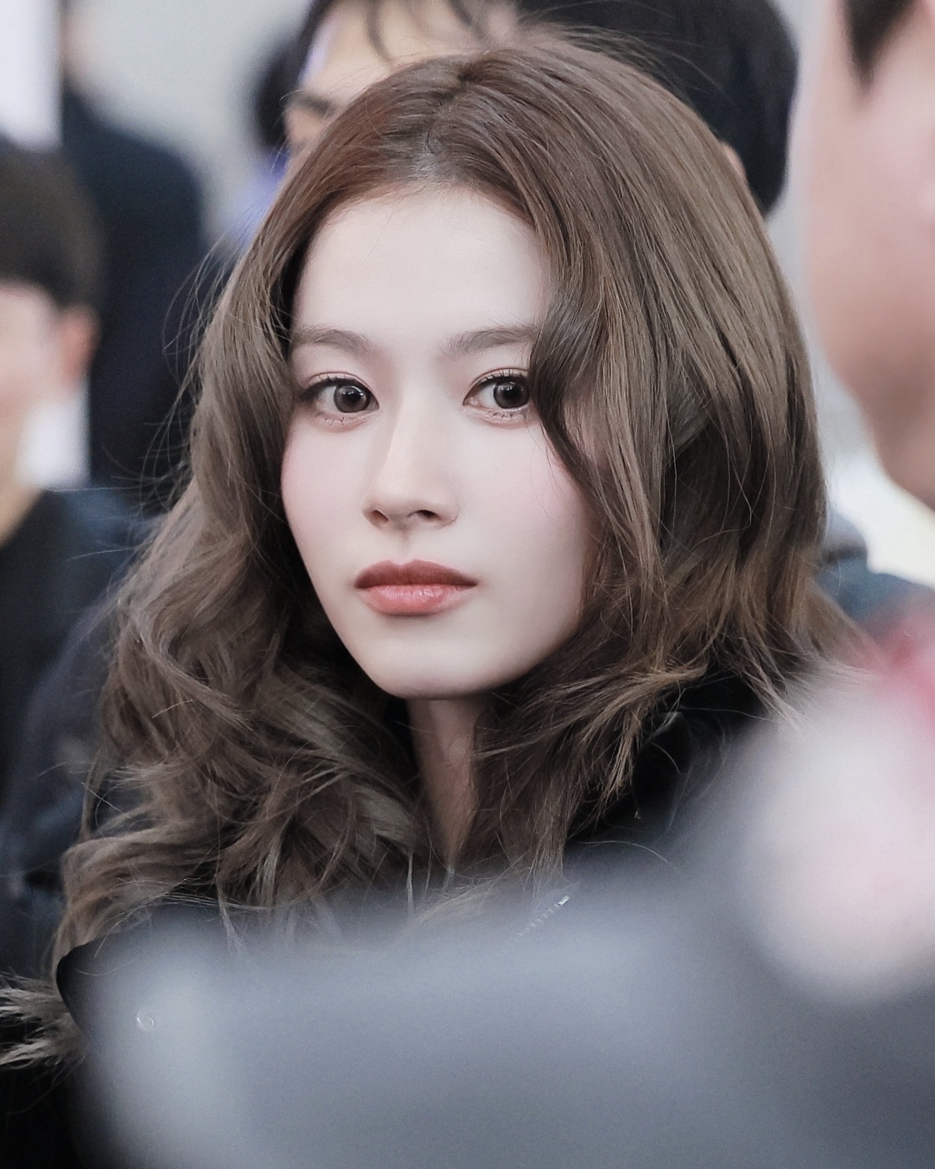 고데기 할 때 참고하자고✨

구준표 소라빵의 시대는 갔다! 이제는 사나의 소라빵 시대다! 🥐✨ 사나는 최근 공항패션을 통해 놀라운 비주얼을 선보이며 화제를 모았는데요. 특히 눈길을 끌었던 건 그녀의 헤어스타일! 탱글탱글한 컬이 더해져 발랄하면서도 사랑스러운 분위기를 완성했죠.

특히, 이번 소라빵 스타일의 포인트는 흔히 볼 수 있는 바깥 방향 컬이 아니라 얼굴 안쪽으로 말아 올린 앞머리 연출이었는데요. 덕분에 더욱 자연스럽고 우아한 느낌이 강조되었습니다.

같은 소라빵 스타일이라도 지수는 사나와는 살짝 다른 방식으로 연출했는데요. 솔로곡 ‘Earthquake’ 활동 당시, 전체적으로 안쪽으로 컬을 넣어 더욱 클래식한 소라빵 헤어를 완성했죠.

소라빵 헤어 연출법은 생각보다 간단합니다. 사나처럼 발랄한 느낌을 원한다면, 귀 아랫부분의 머리는 바깥쪽으로 컬을 넣고, 관자놀이 부분과 겉단은 안쪽으로 말아주면 완성! 지수처럼 우아한 무드를 원한다면, 전체적으로 안쪽으로 컬을 넣어주면 됩니다.

여기에 헤어핀으로 포인트를 더하고 싶다면? 눈썹 옆에 꽂아주면 더욱 완벽한 스타일이 완성됩니다. 우아하면서도 러블리한 분위기를 연출하고 싶다면, 슬라이드를 넘겨 사나와 지수의 소라빵 헤어를 참고해보세요! 💕 이미지2
