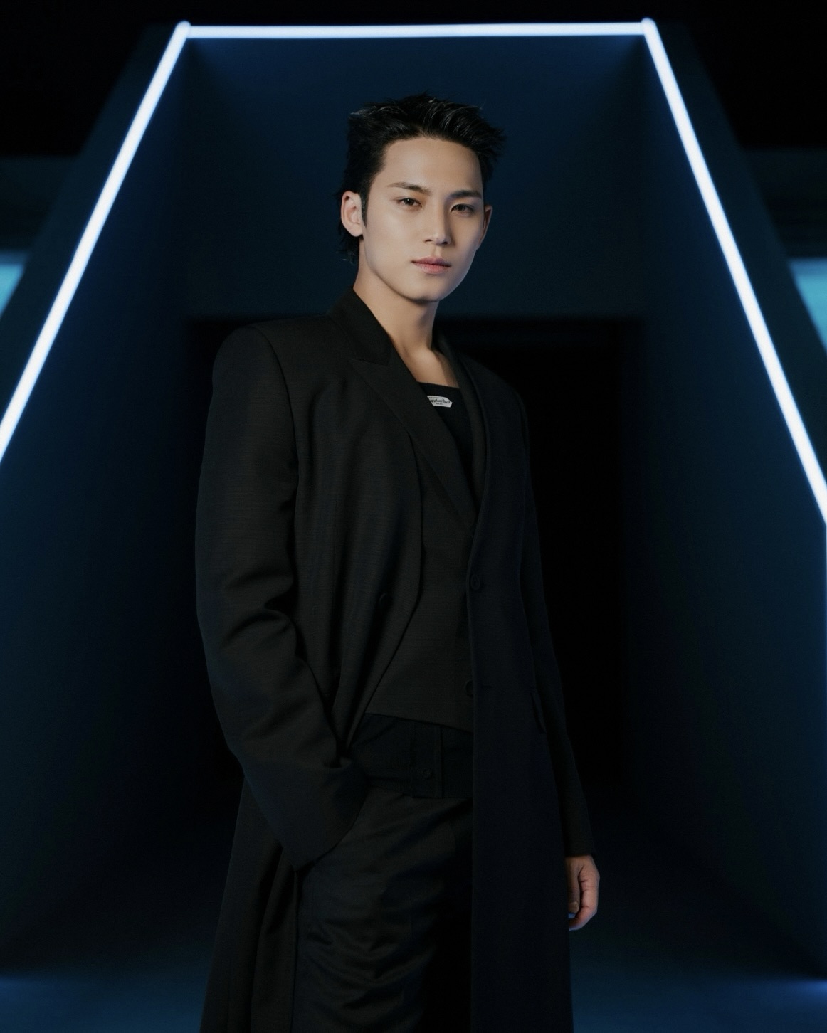 핫했던 디올 컬렉션 같이보자🔍

어제 밤, 프랑스 파리가 뜨겁게 달아올랐죠. 두 케이팝 스타, 블랙핑크 지수와 세븐틴 민규가 디올 2025 가을, 겨울 컬렉션을 관람하기 위해 파리에 등장했기 때문인데요. 특히 지수는 쇼장에서부터 루브르 갈라 디너까지, 여느 때보다 바쁜 일정을 소화하며 디올의 뮤즈다운 면모를 보여줬습니다.

지수는 구조적인 실루엣의 화이트 셔츠와 코르셋을 매치한 상의에 레이스 디테일이 돋보이는 블랙 스커트, 그리고 레이스업 부츠를 더해 사랑스러우면서도 시크한 룩을 완성했죠.
이어 루브르 박물관에서 열린 디올 갈라 디너에서는 블랙 드레스로 우아한 분위기를 연출하며 완벽한 반전 매력을 보여줬습니다. 여기에 다이아몬드가 촘촘히 세팅된 까르띠에 목걸이를 더해 한층 더 고급스러운 무드를 완성했는데요. 디올과 까르띠에의 아이코닉한 조합이 돋보인 순간이었죠.

민규는 올블랙 수트 스타일링으로 디올 특유의 클래식한 감성을 세련되게 소화하며 시선을 사로잡았습니다.

그렇다면, 그들이 관람한 이번 디올 컬렉션은 어떤 모습이었을까요? 이번 시즌 디올은 ‘여성복의 재해석’이라는 주제를 중심으로, 시대를 초월하는 스타일을 탐구했습니다.

특히 세계적인 연출가 로버트 윌슨과 협업하여 하나의 예술 작품처럼 구성된 무대 연출이 인상적이었죠. 컬렉션은 버지니아 울프의 올랜도에서 영감을 받아 다섯 개의 챕터로 전개되었는데요.

런웨이에서는 탈부착이 가능한 러플 디테일, 카모플라주 패턴의 트렌치코트, 그리고 구조적인 코르셋 스타일링이 등장하며 시선을 사로잡았습니다. 이는 1989년부터 1996년까지 디올을 이끌었던 잔프랑코 페레의 디자인을 현대적으로 풀어낸 듯한 느낌을 주었죠. 또한, 바이커 가죽과 테일러드 코트를 조합한 룩들이 등장하며, 시대를 초월하는 디올의 아이덴티티를 강조했습니다.

강렬한 메시지와 함께 패션을 하나의 예술로 승화시킨 디올 2025 가을, 겨울 컬렉션. 단순한 의상의 발표가 아닌, 시대와 스타일이 교차하는 이야기로 풀어낸 점이 더욱 인상적이었는데요. 디올이 그려낸 이번 시즌의 아름다움을 직접 만나보세요✨ 이미지6