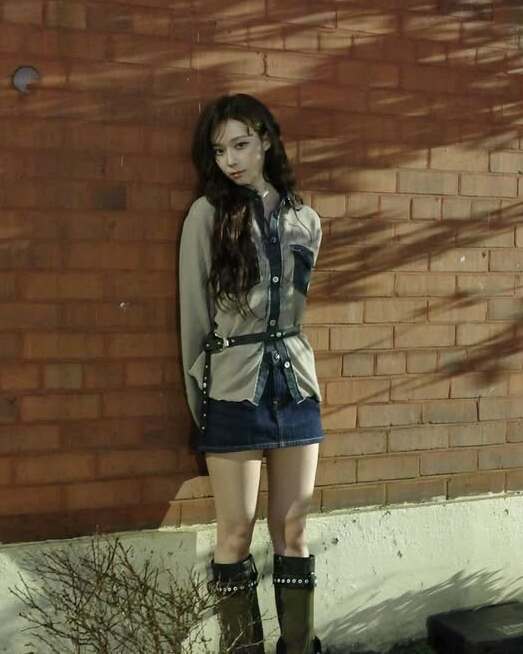 이렇게 청순한 Y2K 봤어?

윈터는 가녀린 몸매 덕분에 미니스커트가 잘 어울리는 대표적인 아이돌이기도 합니다. 최근 윈터는 타이트하고 짧은 기장의 상하의로 과감하고 레트로한 Y2K 무드를 연출했습니다.

윈터의 또 다른 Y2K 코디 포인트는 바로 웨스턴 무드의 벨트입니다. 벨트를 골반이나 허리 라인에 비스듬히 걸치면 자유분방한 분위기를 연출할 수 있어요.

첫 번째 사진에서 윈터가 착용한 벨트는 오픈와이와이(OPEN YY)의 스터드 웨스턴 벨트로 10만 8천 원, 크롭한 티셔츠는 파르티멘토(Partimento)의 93 Ciao 프린트 티셔츠로 4만 9천 원이에요.

단! 윈터처럼 청순한 표정 연출이 강렬하고 도도한 Y2K 패션의 반전 매력임을 기억해 두세요✨ 이미지7