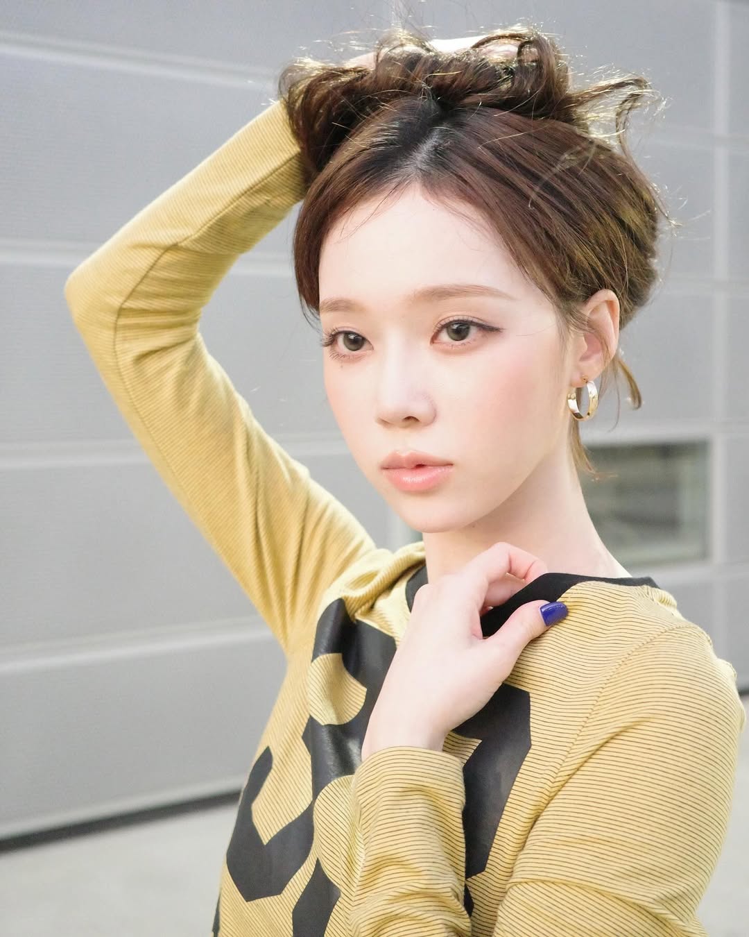 이렇게 청순한 Y2K 봤어?

윈터는 가녀린 몸매 덕분에 미니스커트가 잘 어울리는 대표적인 아이돌이기도 합니다. 최근 윈터는 타이트하고 짧은 기장의 상하의로 과감하고 레트로한 Y2K 무드를 연출했습니다.

윈터의 또 다른 Y2K 코디 포인트는 바로 웨스턴 무드의 벨트입니다. 벨트를 골반이나 허리 라인에 비스듬히 걸치면 자유분방한 분위기를 연출할 수 있어요.

첫 번째 사진에서 윈터가 착용한 벨트는 오픈와이와이(OPEN YY)의 스터드 웨스턴 벨트로 10만 8천 원, 크롭한 티셔츠는 파르티멘토(Partimento)의 93 Ciao 프린트 티셔츠로 4만 9천 원이에요.

단! 윈터처럼 청순한 표정 연출이 강렬하고 도도한 Y2K 패션의 반전 매력임을 기억해 두세요✨ 이미지3