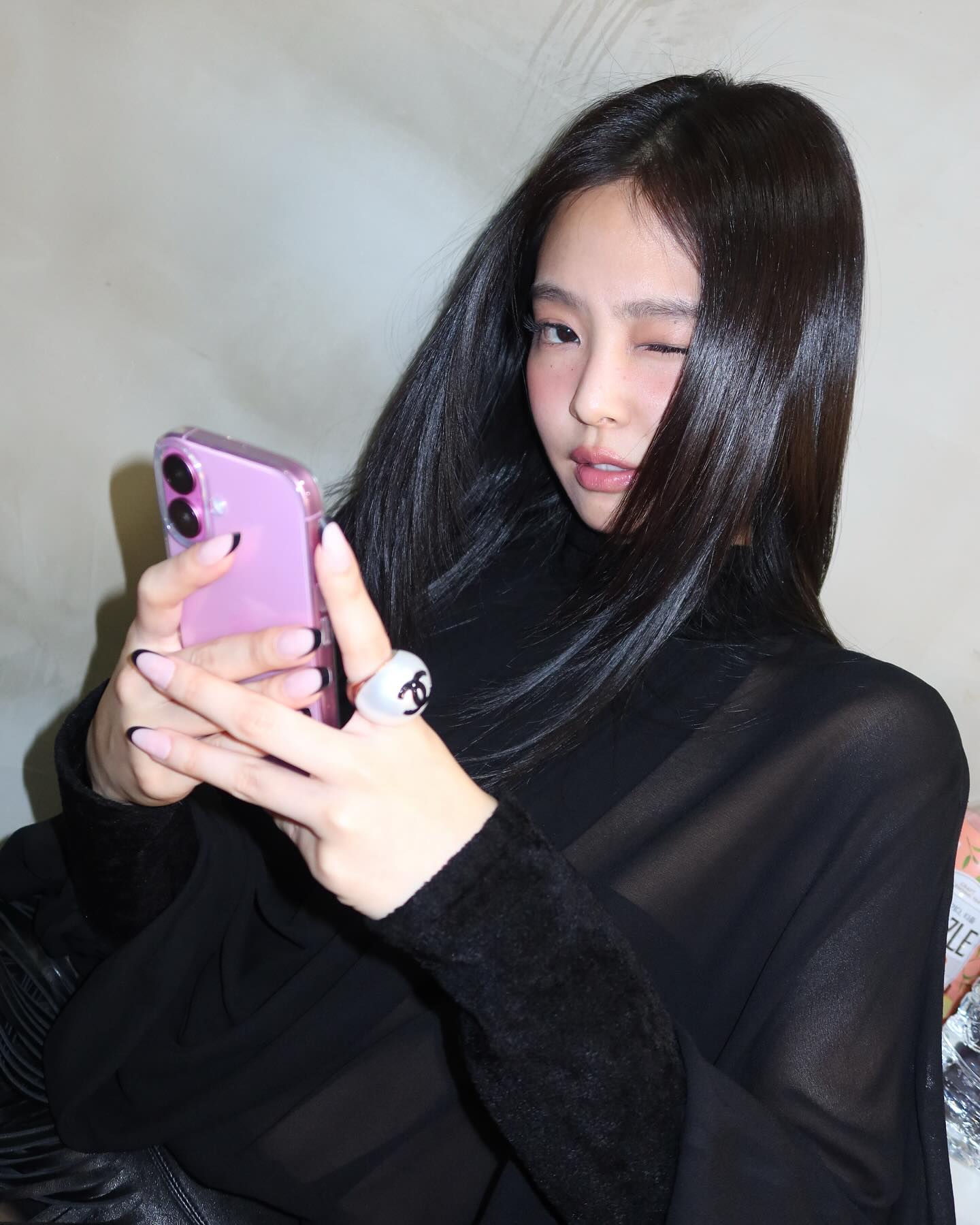 제니 손에 끼워진 알사탕 반지💍✨

제니의 첫 솔로 정규 앨범 루비 발매일이 얼마 남지 않았습니다. 앨범 발매에 앞서 선공개 곡과 스케줄을 통해 다양한 스타일을 선보이고 있는 제니인데요. 제니의 패션을 이야기하자면 며칠 전 진행되었던 리스닝 파티를 빼놓을 수 없겠죠.

리스닝 파티에서 제니는 블랙 컬러의 블라우스와 스커트에 볼드한 반지를 더해 엣지 있는 포인트 룩을 완성했습니다. 그중 가장 눈에 띈 아이템은 샤넬 반지인데요. 이 반지는 2025 봄·여름 프리 컬렉션 아이템으로, 가격은 148만 원이었죠.

어둡게만 느껴질 수 있는 올블랙 룩에 포인트가 되어 준 볼드한 반지. 제니의 손길이 닿은 정규 앨범처럼, 이번 스타일링에서도 완벽한 포인트 아이템이 되었다는 생각이 듭니다.💍 이미지