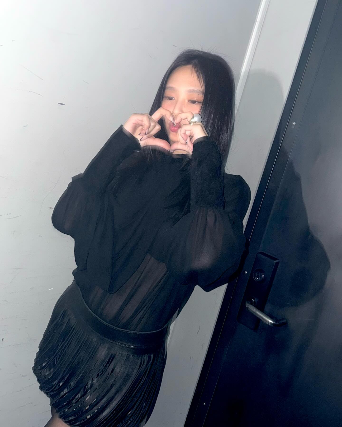 제니 손에 끼워진 알사탕 반지💍✨
제니의 첫 솔로 정규 앨범 루비 발매일이 얼마 남지 않았습니다. 앨범 발매에 앞서 선공개 곡과 스케줄을 통해 다양한 스타일을 선보이고 있는 제니인데요. 제니의 패션을 이야기하자면 며칠 전 진행되었던 리스닝 파티를 빼놓을 수 없겠죠.
리스닝 파티에서 제니는 블랙 컬러의 블라우스와 스커트에 볼드한 반지를 더해 엣지 있는 포인트 룩을 완성했습니다. 그중 가장 눈에 띈 아이템은 샤넬 반지인데요. 이 반지는 2025 봄·여름 프리 컬렉션 아이템으로, 가격은 148만 원이었죠.
어둡게만 느껴질 수 있는 올블랙 룩에 포인트가 되어 준 볼드한 반지. 제니의 손길이 닿은 정규 앨범처럼, 이번 스타일링에서도 완벽한 포인트 아이템이 되었다는 생각이 듭니다.💍 이미지6