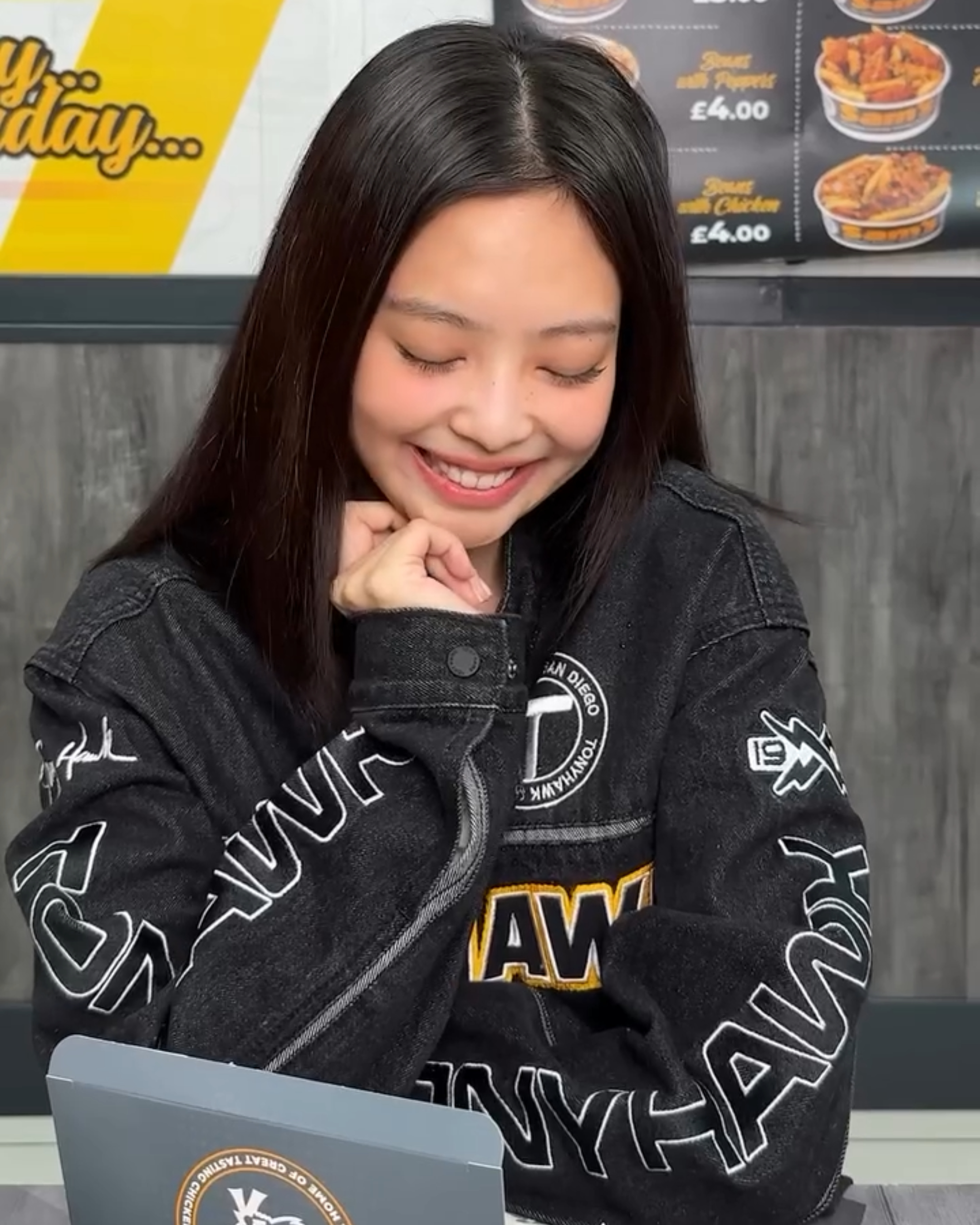 화제의 제니 치킨샵 룩🍗🖤

제니가 영국 예능 '치킨샵 데이트'에 출연합니다. 함께 공개된 영상에서는 바이커 자켓과 아디다스 스니커즈로 시크하고 캐주얼한 바이커 룩을 연출한 제니의 모습을 확인할 수 있습니다.

- 레이싱 자켓: 토니 호크 1998 아플리케 데님 레이싱 자켓, 18만 9천 원
- 스니커즈: 아디다스 아디 레이서 LO, 14만 9천 원

'치킨샵 데이트'는 호스트와 게스트가 치킨을 함께 먹으며 편하게 스몰토크를 나누는 프로그램으로, 제니가 출연한 '치킨샵 데이트'는 유튜브 AmeliaDimoldenberg 채널에서 3월 7일 공개될 예정입니다. 이미지4