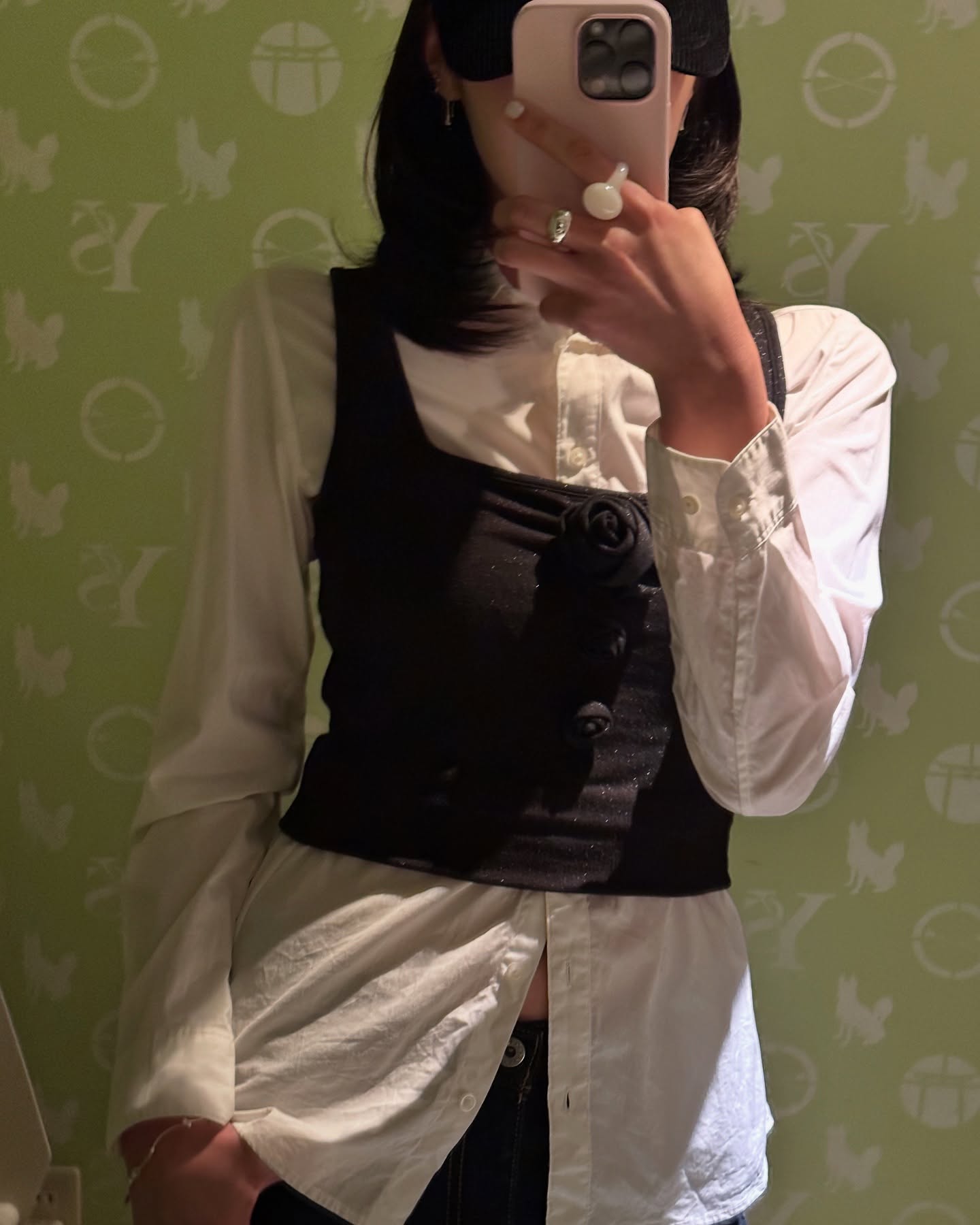 코디에 따라 달라지는 무드👔셔츠

셔츠는 다양한 아웃핏을 완성할 수 있는 필수 아이템인데요. 셀럽들의 코디 속 셔츠는 어떻게 활용되었는지 함께 살펴볼까요?🖤

1. 레이어드 룩: 셔츠 + 뷔스티에
2. 모노크롬 룩: 셔츠 + 같은 컬러의 팬츠
3. 캐주얼 룩: 스트라이프 셔츠 + 가디건
4. 미니멀 룩: 화이트 셔츠 + 청바지 이미지2