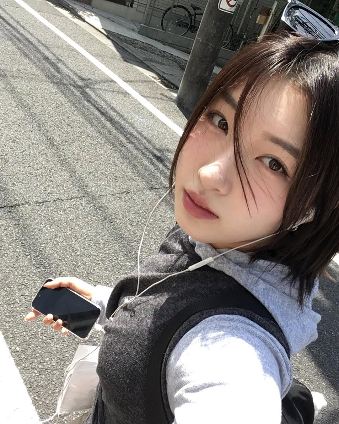 빙판 위의 주역들의 빛나는 일상✨

동계아시아경기대회 쇼트트랙 종목에서 한국 선수단이 역대 대회 최고 성과를 달성하는 쾌거를 달성했습니다. 지난 7일부터 10일까지 진행된 경기에서 금·은·동메달을 총 35개 획득함으로써 세계 2위의 기록을 세웠습니다. 개인전은 물론 팀 경기에서도 남다른 호흡을 보여줘 빙상 경기 강국으로서 한국의 저력을 세계에 보여주는 계기가 되었습니다.

선수들은 빙상 위에서는 호랑이 같은 기세로 실력을 뽐내지만 일상에서는 영락없이 또래의 싱그러운 일상을 보여줍니다. 또래처럼 패션 센스를 뽐내기도, 자연을 만끽하기도 하는 그들의 일상은 마냥 싱그러워 보입니다.

빼어난 외모로 인기를 끌었던 '피겨 왕자’ 차준환은 오늘 저녁 경기에서 피겨 연기를 펼칠 예정입니다. 우수한 성적과 함께 아시안 게임이 중반으로 접어든 시점에서 앞으로의 남은 경기가 더욱 기대됩니다. 이미지