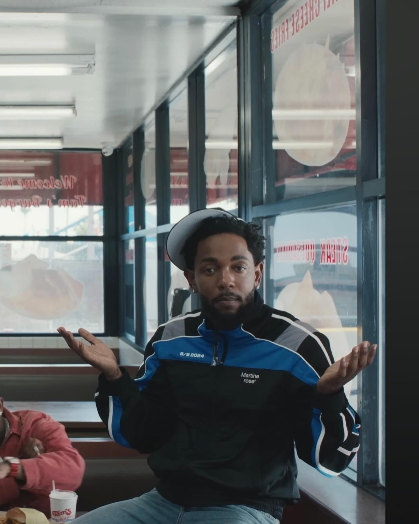 슈퍼볼 이후 조회수 급등!🏈🔥
켄드릭 라마 'Not Like Us'속 마틴 로즈(Martine rose)

뮤비 속에서 입고 나오는 대부분의 착장은 마틴 로즈 제품입니다.
2023 그래미에서도 마틴로즈 x 나이키 슈즈를 신고나올 만큼 자주 착용하는 브랜드입니다.

- 슈런큰 트랙 자켓(Shrunken Track Jacket) 
- 돌 필드 자켓(Doll Field Jacket)
- 'How's It Hanging" 티셔츠(How’s It Hanging? T-Shirt )
- 가죽 라이더 자켓(Leather Rider Jacket)
- 트위스트 심 카고 트라우저(Twist Seam Cargo Trouser)

음악뿐만 아니라 스타일도 멋진 Mr 라마!😎 이미지