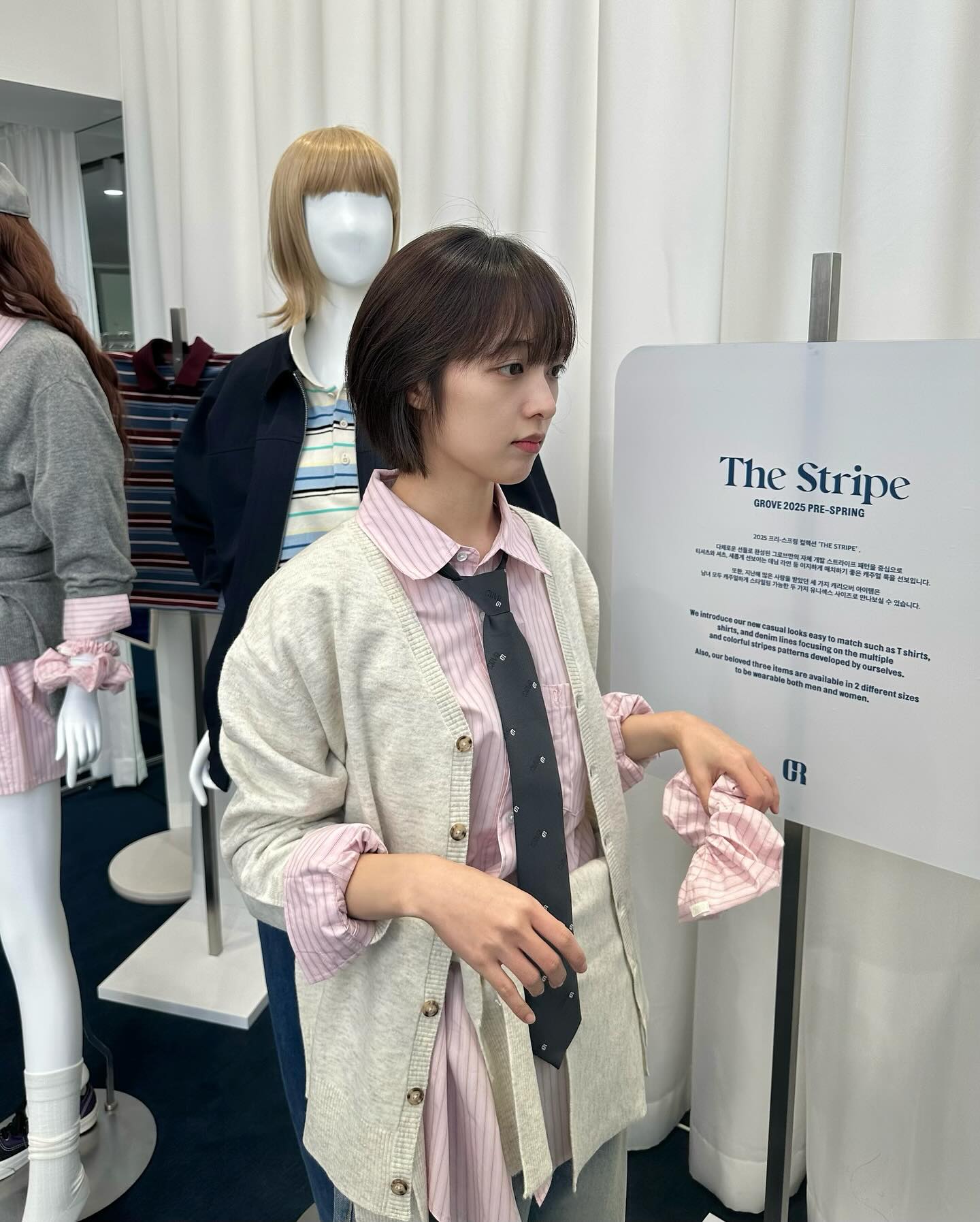 코디에 따라 달라지는 무드👔셔츠

셔츠는 다양한 아웃핏을 완성할 수 있는 필수 아이템인데요. 셀럽들의 코디 속 셔츠는 어떻게 활용되었는지 함께 살펴볼까요?🖤

1. 레이어드 룩: 셔츠 + 뷔스티에
2. 모노크롬 룩: 셔츠 + 같은 컬러의 팬츠
3. 캐주얼 룩: 스트라이프 셔츠 + 가디건
4. 미니멀 룩: 화이트 셔츠 + 청바지 이미지6