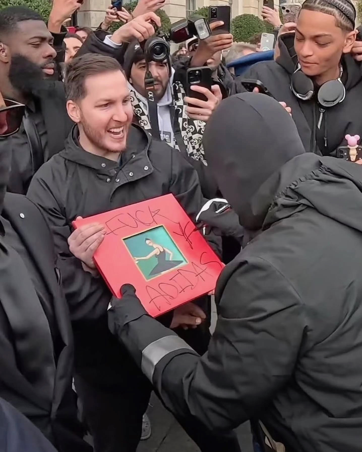 아디다스, 이지와 완전 이별👋

아디다스가 모든 이지(Yeezy) 신발 재고를 완전히 소진했다고 공식 발표했습니다. 아디다스는 2022년 예(ye)와의 결별 이후 남아 있던 이지 제품을 단계적으로 정리해왔습니다.

이지 재고 판매 수익의 일부는 반유대주의 퇴치 재단에 기부되었으며, 이는 아디다스가 논란을 정리하려는 행보로 해석됩니다.

예는 이 과정에서 아디다스를 공개적으로 비판하고 소송을 제기하며 갈등을 이어갔고 아디다스와 이지의 관계는 완전히 마무리되었습니다. 이미지
