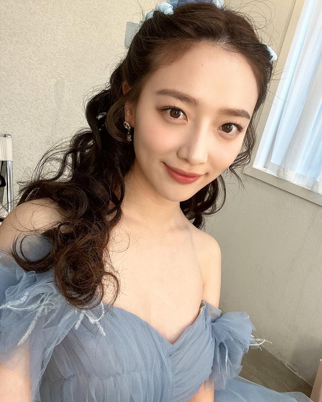 이색 이력을 가진 여배우 4인✨

배우의 꿈에 새로이 도전했던 그녀들! 역시 늦은 건 키즈모델뿐일까요? 선하고 차분한 인상과는 다소 상반되게 도전적으로 삶을 일구어 나가는 모습이 인상적입니다.

그렇다면 한국인이 좋아하는 상견례 프리패스상의 그녀들은 데뷔 전 어떤 직업을 가졌을까요?

1. 표예진 - 대한항공 최연소 승무원
2. 진기주 - IT 컨설턴트부터 기자까지 거친 회사원
3. 고민시 - 웨딩플래너
4. 원진아 - 각종 아르바이트를 섭렵한 생계형 이력 보유

배우라는 꿈에 닿기 위해 색다른 길을 거쳐온 그녀들! 원하는 직업을 모두 가질 수 있었던 비결에 대해 그녀들은 인터뷰에서 매일 하루에 열심을 다하는 것이 포인트라고 밝혔습니다. 뻔한 대답일 수도 있지만 한결같이 같은 대답을 하는 그녀들에게서 긍정적인 태도를 배울 수 있을 듯합니다. 이미지2