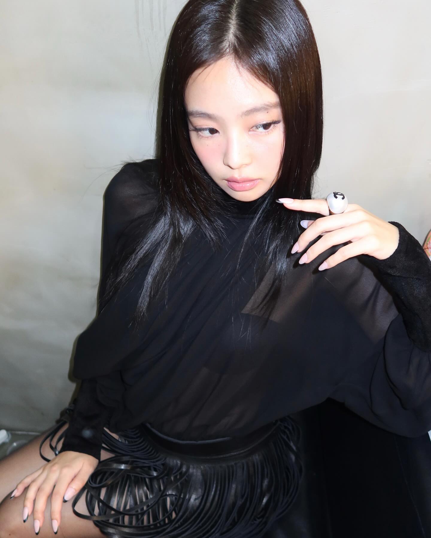 제니 손에 끼워진 알사탕 반지💍✨
제니의 첫 솔로 정규 앨범 루비 발매일이 얼마 남지 않았습니다. 앨범 발매에 앞서 선공개 곡과 스케줄을 통해 다양한 스타일을 선보이고 있는 제니인데요. 제니의 패션을 이야기하자면 며칠 전 진행되었던 리스닝 파티를 빼놓을 수 없겠죠.
리스닝 파티에서 제니는 블랙 컬러의 블라우스와 스커트에 볼드한 반지를 더해 엣지 있는 포인트 룩을 완성했습니다. 그중 가장 눈에 띈 아이템은 샤넬 반지인데요. 이 반지는 2025 봄·여름 프리 컬렉션 아이템으로, 가격은 148만 원이었죠.
어둡게만 느껴질 수 있는 올블랙 룩에 포인트가 되어 준 볼드한 반지. 제니의 손길이 닿은 정규 앨범처럼, 이번 스타일링에서도 완벽한 포인트 아이템이 되었다는 생각이 듭니다.💍 이미지2