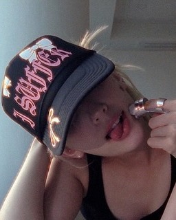 I🩷ME 나도 하나 장만해볼까?

최근 셀럽 사이에 심심치 않게 보이는 아이템이 있습니다. 바로 런던 디자이너 브랜드 애슐리 윌리엄스의 I🩷ME 제품인데요. 미국 다녀오면 하나쯤 구입하는 I♥️NY 레터링 티셔츠를 패러디한 의류입니다. 

곧 신성처럼 데뷔할 걸그룹 키키(KiiKii) 또한 범상치 않은 컨셉으로 등장했죠. 연결고리를 찾을 수 없는 유치하고 알 수 없는 이미지들이 업로드된 후 많은 이목을 끌었어요. 유치하고 귀여운 이미지가 주를 이루었습니다.

애슐리 윌리엄스는 쓸모없어 보이지만 유치하고 사랑스러운 것들을 크게 활용합니다. 최근 애슐리 윌리엄스의 디자이너는 여행을 마친 후 쓰레기를 모아 가방을 만들었는데요. 영국의 도버 스트릿 마켓은 이를 놓치지 않고 그녀와 협업하여 에코백을 출시하기도 했어요. 

25년은 아마 키치한 것들이 점점 많이 보이는 해가 되지 않을까요? I🩷ME 티셔츠는 얼핏 어려워 보이는 키치의 세계에 합류하기에 좋은 입문템이 될 거예요. 이미지