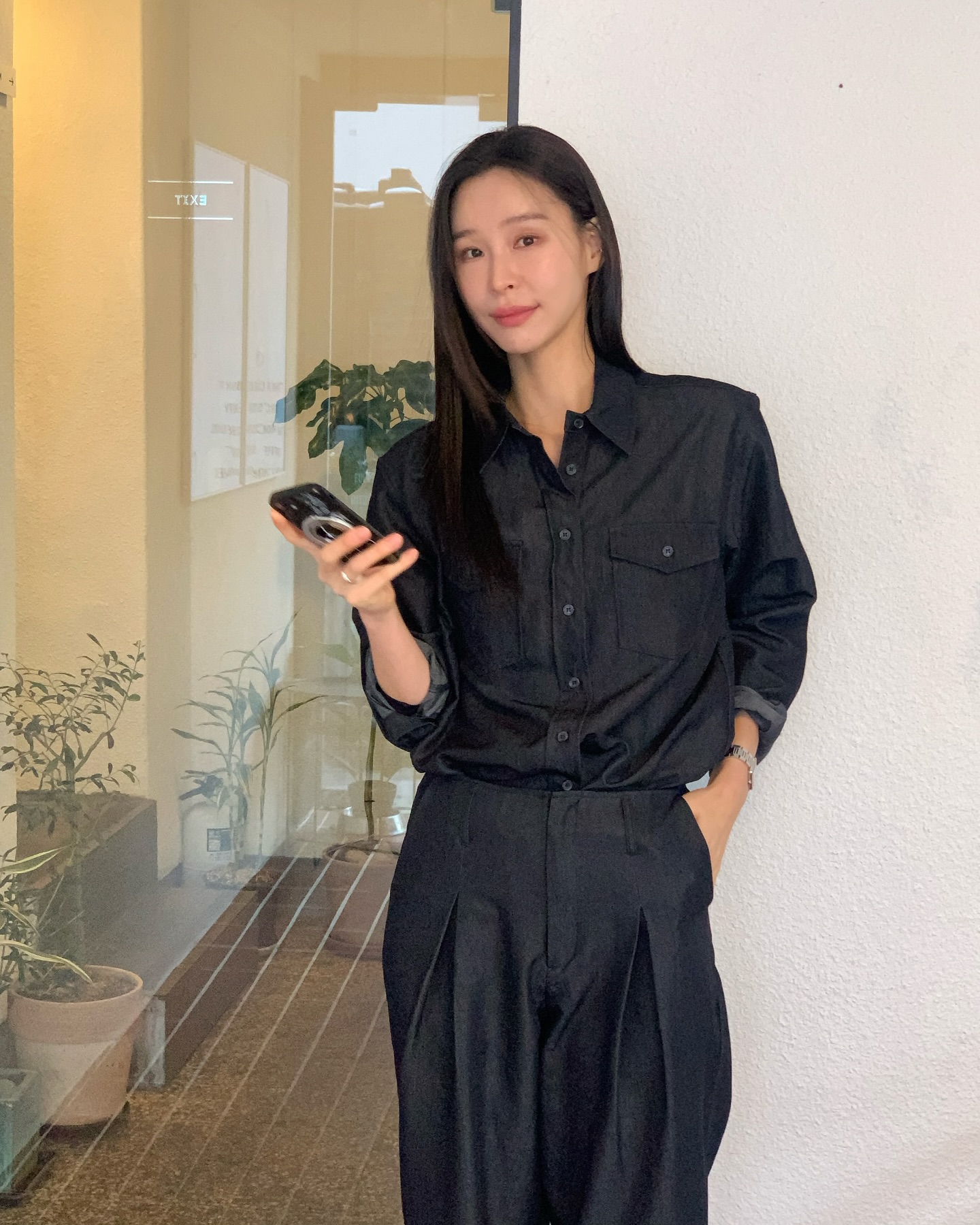 코디에 따라 달라지는 무드👔셔츠

셔츠는 다양한 아웃핏을 완성할 수 있는 필수 아이템인데요. 셀럽들의 코디 속 셔츠는 어떻게 활용되었는지 함께 살펴볼까요?🖤

1. 레이어드 룩: 셔츠 + 뷔스티에
2. 모노크롬 룩: 셔츠 + 같은 컬러의 팬츠
3. 캐주얼 룩: 스트라이프 셔츠 + 가디건
4. 미니멀 룩: 화이트 셔츠 + 청바지 이미지3