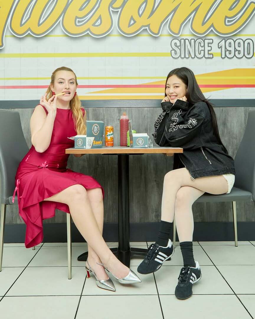 화제의 제니 치킨샵 룩🍗🖤

제니가 영국 예능 '치킨샵 데이트'에 출연합니다. 함께 공개된 영상에서는 바이커 자켓과 아디다스 스니커즈로 시크하고 캐주얼한 바이커 룩을 연출한 제니의 모습을 확인할 수 있습니다.

- 레이싱 자켓: 토니 호크 1998 아플리케 데님 레이싱 자켓, 18만 9천 원
- 스니커즈: 아디다스 아디 레이서 LO, 14만 9천 원

'치킨샵 데이트'는 호스트와 게스트가 치킨을 함께 먹으며 편하게 스몰토크를 나누는 프로그램으로, 제니가 출연한 '치킨샵 데이트'는 유튜브 AmeliaDimoldenberg 채널에서 3월 7일 공개될 예정입니다. 이미지