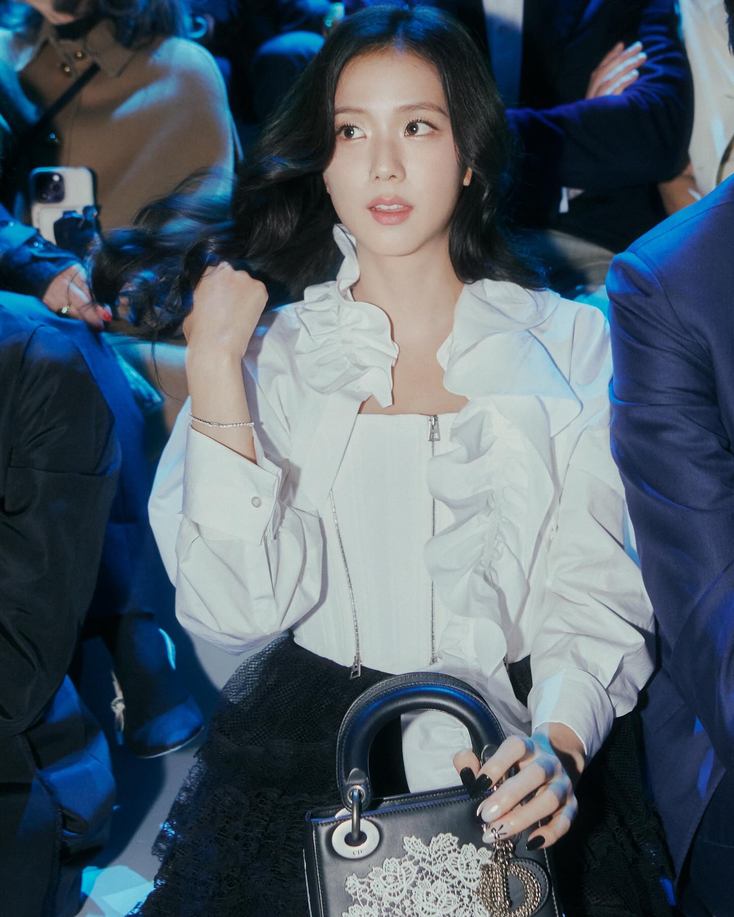 패션 위크를 빛낸 K-셀럽들✨

전 세계 패션 팬들의 이목을 집중시키는 파리 패션위크가 열렸죠. 덕분에 셀럽들의 스타일 역시 큰 관심을 받고 있는데요. 그래서 준비한 패션위크를 찾은 셀럽들의 브랜드 착장을 소개합니다!🤍

1. 발망 김유정
2. 디올 지수
3. 끌로에 슬기
4. 꾸레쥬 나띠
5. 아크네 스튜디오 정소민 이미지3