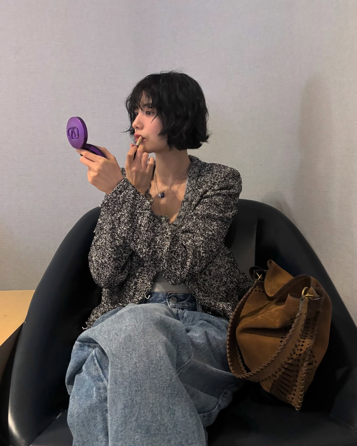 나나룩 in Paris🇫🇷

파리에서 과감함보다는 자연스러움을 강조한 패션으로 시선을 사로잡은 나나! 네추럴한 무드 속에서도 세련미가 돋보였던 그녀의 스타일, 함께 살펴볼까요?

나나는 그레이 컬러의 슬리브리스 톱과 빈티지한 무드의 와이드 데님 팬츠를 매치해 편안하면서도 멋스러운 룩을 완성했습니다. 여기에 클래식한 트위드 자켓을 걸쳐 우아함까지 더했죠. 전체적인 스타일링은 꾸미지 않은 듯 자연스럽지만, 특유의 비율과 분위기로 고급스러운 룩을 연출했습니다.

그녀가 착용한 자켓은 이자벨마랑(Isabel Marant)의 ‘부클 자켓 제르미나’ 제품인데요. 가격은 백오십만 원대. 스트레이트 컷 실루엣에 라운드 네크라인이 특징인 이 자켓은, 부클 텍스처 덕분에 클래식하면서도 트렌디한 느낌을 동시에 살릴 수 있죠. 단추 여밈 디자인과 앞면 슬릿 포켓 디테일까지 더해져 더욱 완성도 높은 스타일을 연출할 수 있는 아이템입니다.

여기에 매치한 가방 또한 돋보였는데요. 그녀가 선택한 백 역시 이자벨마랑의 ‘오스칸 호보 소프트(Oskan Hobo Soft) 백’으로, 가격은 백팔십오만 원대. 우븐 스웨이드 송아지 가죽으로 제작된 이 가방은 핸드백과 숄더백 두 가지 스타일로 연출할 수 있어 활용도가 높습니다. 가죽 손잡이와 각인된 금속 링 디테일이 포인트를 더하고, 스터드 장식의 탈착식 지퍼 파우치까지 함께 구성되어 있어 실용적이기까지 한 가방이죠.

심플한 톱과 데님에 트위드 자켓과 고급스러운 백 하나만 더해도 이렇게 세련된 패션이 완성될 수 있다는 걸 다시 한번 증명한 나나. 그녀의 스타일을 참고해 올봄, 편안하면서도 스타일리시한 룩을 연출해보는 건 어떨까요?🌿✨ 이미지