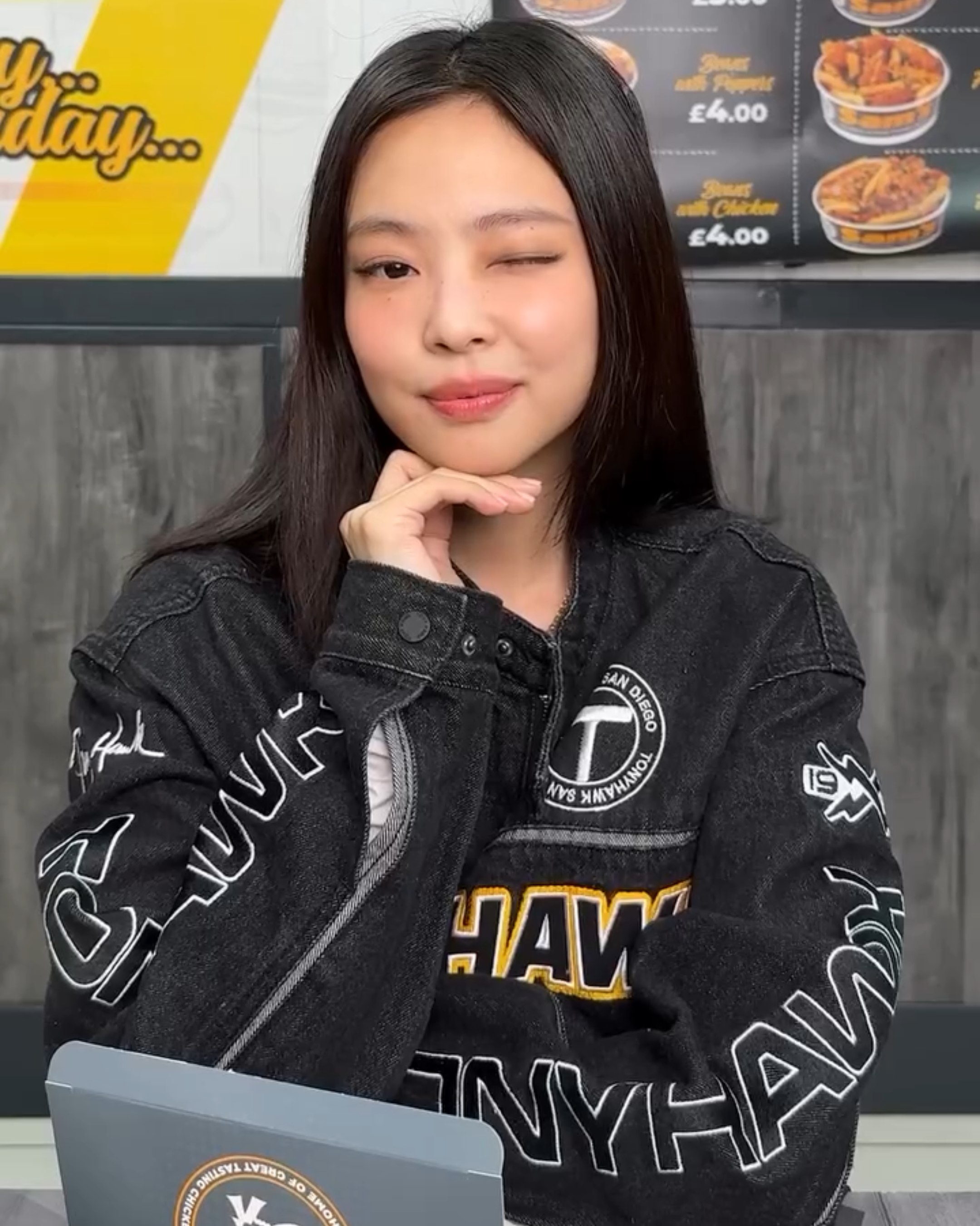 화제의 제니 치킨샵 룩🍗🖤

제니가 영국 예능 '치킨샵 데이트'에 출연합니다. 함께 공개된 영상에서는 바이커 자켓과 아디다스 스니커즈로 시크하고 캐주얼한 바이커 룩을 연출한 제니의 모습을 확인할 수 있습니다.

- 레이싱 자켓: 토니 호크 1998 아플리케 데님 레이싱 자켓, 18만 9천 원
- 스니커즈: 아디다스 아디 레이서 LO, 14만 9천 원

'치킨샵 데이트'는 호스트와 게스트가 치킨을 함께 먹으며 편하게 스몰토크를 나누는 프로그램으로, 제니가 출연한 '치킨샵 데이트'는 유튜브 AmeliaDimoldenberg 채널에서 3월 7일 공개될 예정입니다. 이미지3