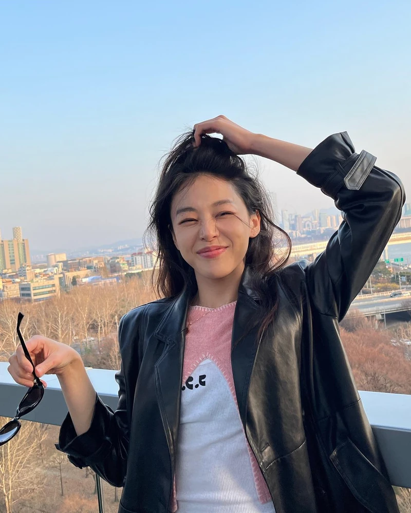 제일 어려운 추구미: 내추럴미🌿
미니멀리즘이 대세인 요즘, 메이크업도 미니멀한 트렌드가 찾아왔습니다. 화장기 없는 맑은 얼굴 + 힙한 룩을 연출하는 내추럴힙 무드가 요즘 가장 따라하고 싶은 스타일인데요. 쉬운 것 같으면서도 가장 어려운 내추럴 + 힙 바이브는 이 셀럽들을 보고 참고해보세요!🤍
1. 제니
2. 리아
3. 이주명
4. 카리나
5. 김도연 이미지3
