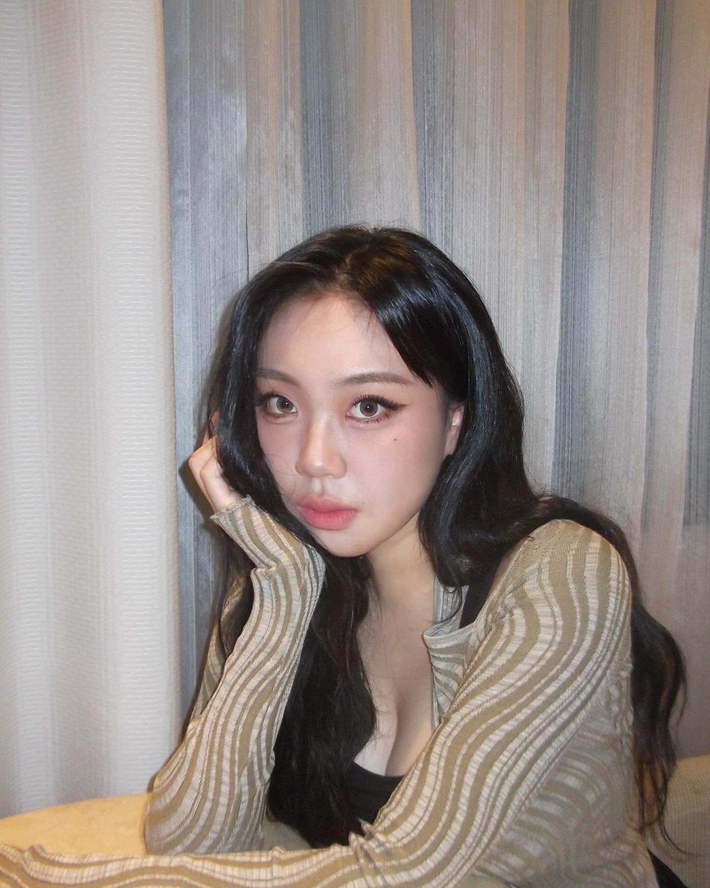 '이영지의 레인보우' 5개월 만 종영✋🏻

이영지가 MC로 활약한 '더 시즌즈-이영지의 레인보우'가 5개월 만에 종영합니다.

이는 이영지가 MC로 발탁된 지난 9월 이후 5개월 만의 종영이라 팬들과 시청자들의 아쉬움을 자아냈습니다.

'더 시즌즈'는 KBS 심야 음악 프로그램 최초로 시즌제 방식을 도입해 지난해 2월 '박재범의 드라이브'를 시작으로 '최정훈의 밤의공원', '악뮤의 오날오밤', '이효리의 레드카펫', '지코의 아티스트', '이영지의 레인보우'까지 각기 다른 매력을 가진 뮤지션이 MC로 나서 다채로운 무대와 색다른 이야기를 선사한 바 있습니다.

해당 프로그램은 18일 마지막 녹화만을 앞두고 있으며, 이영지는 역대 최연소 진행자로 발탁돼 안정적인 진행으로 호평 받았습니다. 이미지