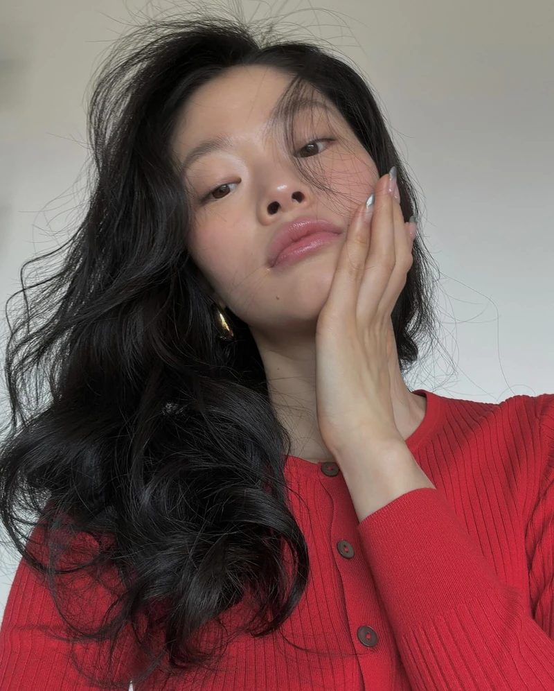 봄맞이 네일 디자인 추천 4🩶💅
흔하지 않은 네일 디자인을 찾고 있다면? 여기서 참고해봐✨
1. 실버 네일
2. 드로잉 네일
3. 프렌치 네일
4. 알록달록 네일 이미지8