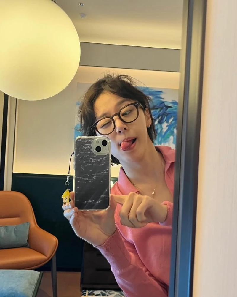 선배미 넘치는 얼굴상🧢
잘생긴 여배우는 특유의 중성적인 분위기가 매력적이에요. 다양한 배역을 소화할 수 있다는 것도 큰 장점이죠. 대학 시절 인기 많던 중성적인 선배가 떠오르는 얼굴 상을 가지고 있는 여배우들을 소개해 드릴게요🩶
1. 이연
2. 이주명
3. 이주영 이미지3