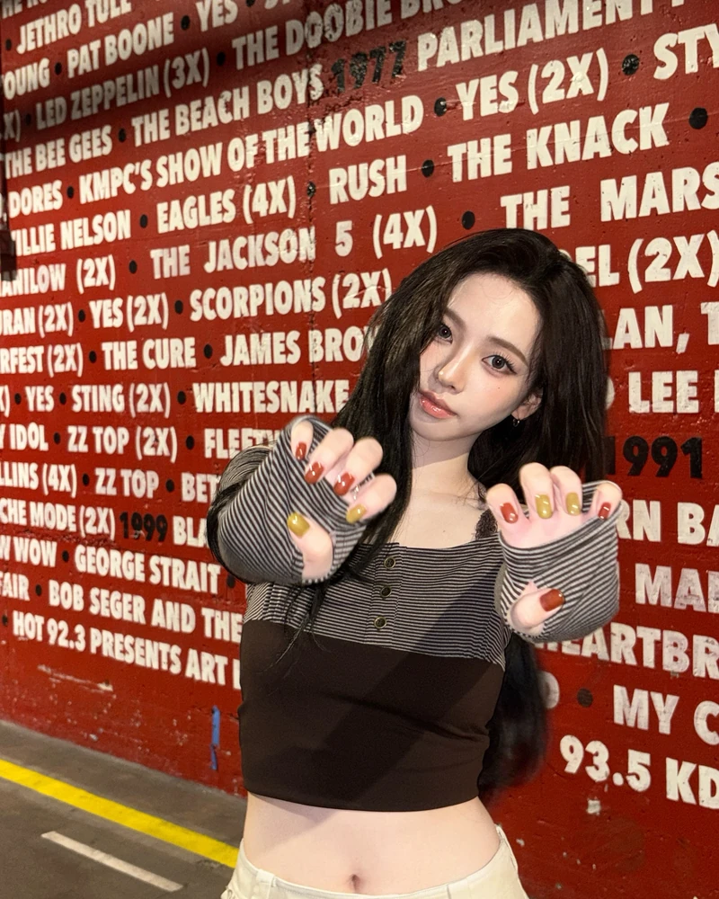 봄맞이 네일 디자인 추천 4🩶💅
흔하지 않은 네일 디자인을 찾고 있다면? 여기서 참고해봐✨
1. 실버 네일
2. 드로잉 네일
3. 프렌치 네일
4. 알록달록 네일 이미지9