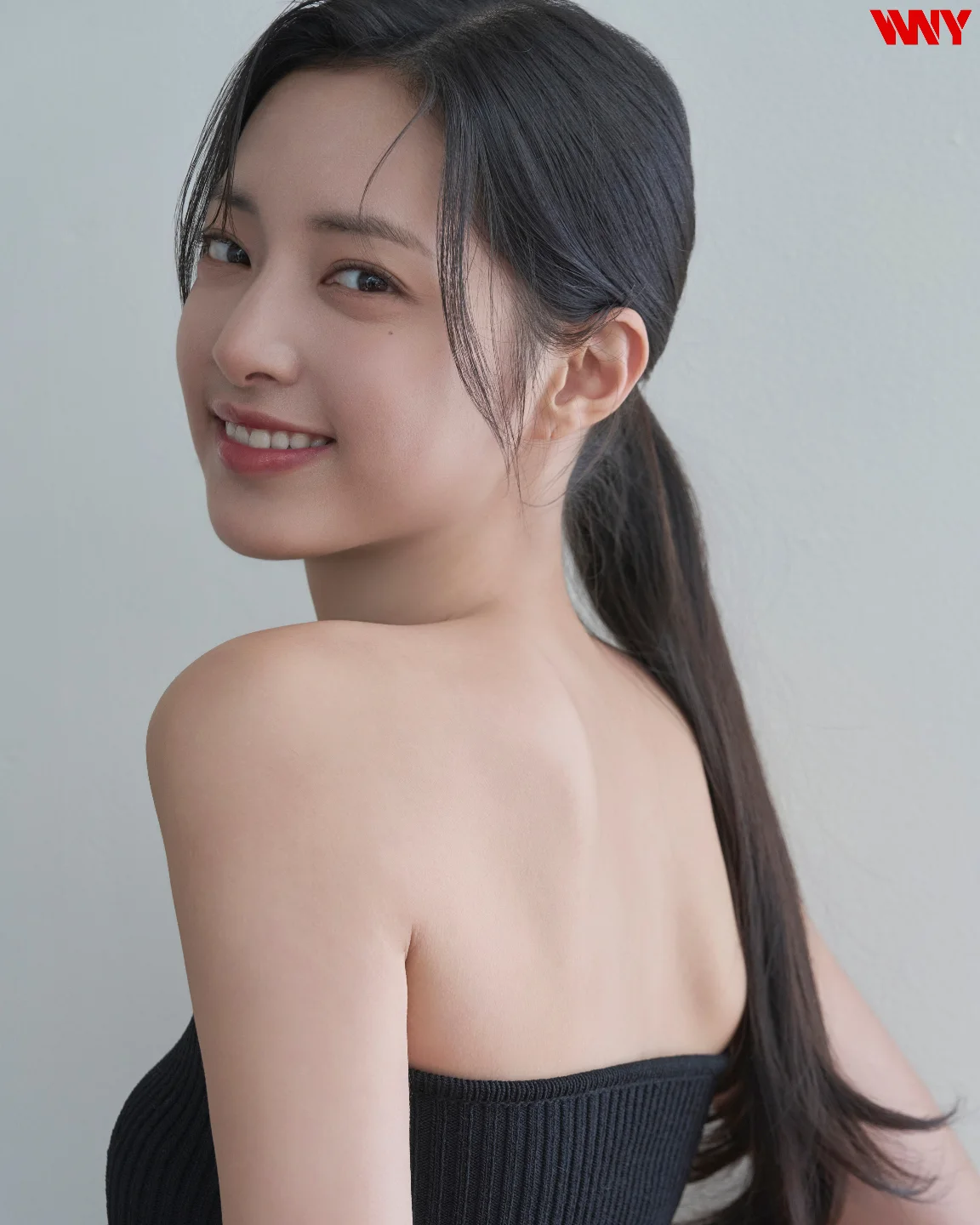 솔로지옥4 박해린, 프로필 사진 공개🖤

솔로지옥4에서 메기녀로 등장, "언니들" 한 마디로 판도를 뒤집은 박해린이 새 프로필 사진을 공개했습니다.

박해린은 지난해 대한민국 최초로 프랑스 칸 국제 시리즈 페스티벌 경쟁 부문에 진출해 화제를 모았던 드라마 '타로' 시리즈 '버려주세요' 편에서 떡볶이집 알바생 민구 역으로 데뷔했는데요. 앞으로도 배우로서 행보를 이어가기 위해 노력하고 있다고 하네요.

이후 LG U+ 드라마 '실버벨이 울리면'에서 여자 주인공 수향의 젊은 시절을 연기하며 존재감을 발산하기도 했는데요. 최근 '솔로지옥4'를 통해 얼굴을 알리면서 최근에는 뷰티 패션 분야 광고계의 러브콜로 바쁜 일정을 소화중이라고 합니다. 이미지
