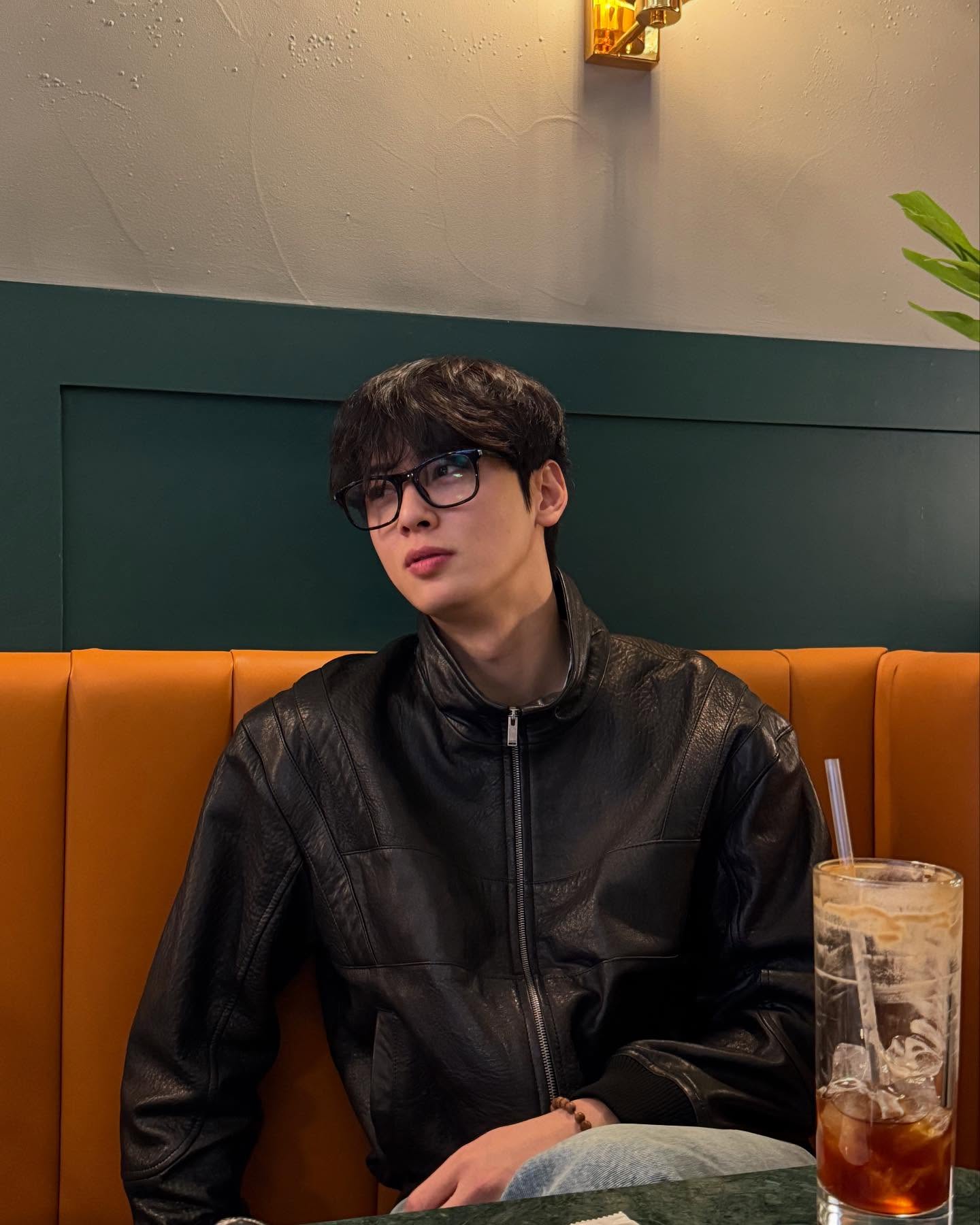 유병재, '차은우 생일 파티' 참가자 모집🎂

유병재가 ‘웃으면 안 되는 차은우 생일파티’ 참가자를 모집합니다. 참가 신청은 오늘부터 23일까지로 가장 재미있는 생일 축하 영상을 이메일로 보내면 됩니다.

생일 파티 날짜는 3월 3일 월요일로, 자세한 내용은 유병재의 인스타그램에서 확인할 수 있는데요.

차은우 얼굴 보고 안 웃기, 가능하신가요? 이미지