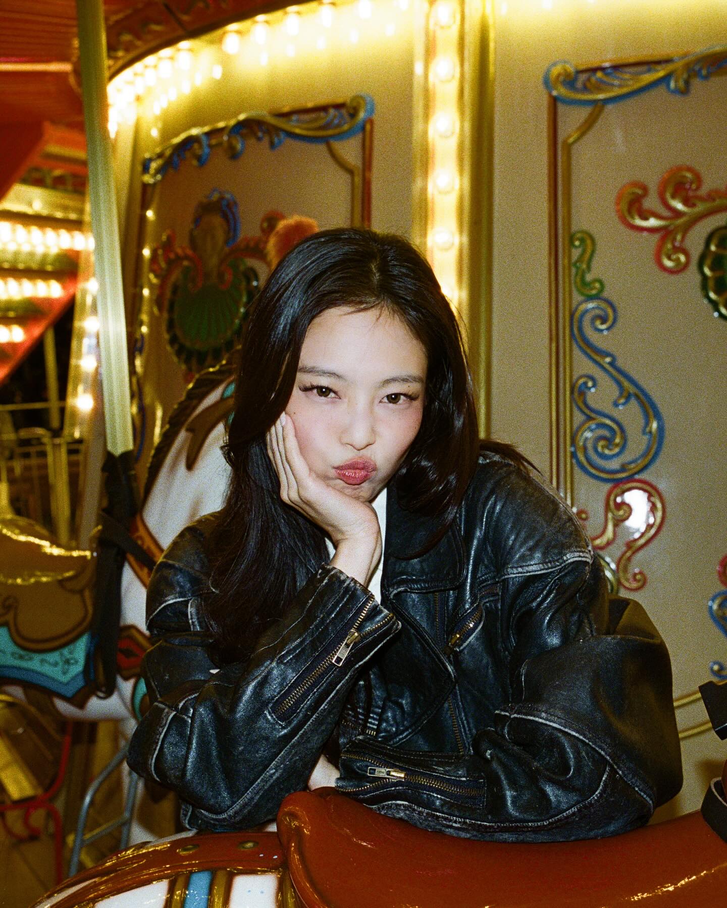 제니, 美 빌보드 ‘핫 100’ 96위🔥

제니가 빌보드 ‘핫 100’에서 자체 최고 기록을 세웠습니다.

미국 음악 전문 매체 빌보드가 발표한 최신 차트(2월 15일 자)에 따르면, 제니의 싱글 ‘Love Hangover(러브 행오버)'가 빌보드 메인 싱글차트 ‘핫 100’에서 96위를 차지한 것인데요. 이로써 제니는 빌보드 ‘핫 100’ 차트에서 자체 최고 순위를 새로 썼습니다.

‘Love Hangover’는 오는 3월 7일 발매되는 제니의 첫 번째 솔로 정규 앨범 ‘Ruby’(루비) 수록곡 중 하나이자 선공개곡인데요. 'Mantra'와 'Love Hangover'를 비롯해 다양한 장르의 15곡이 수록될 예정이라 전세계 음악 팬들의 기대를 모으고 있습니다. 이미지