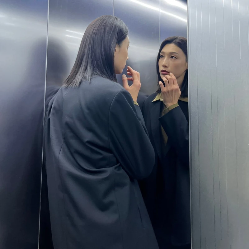김연경, 공식 은퇴 선언 "제2의 인생 살겠다"
'배구 여제' 김연경이 공식 은퇴를 선언했습니다.
김연경은 어제(13일) 인천 삼산월드체육관에서 열린 2024-2025 V리그 여자부 홈경기에서 3-1 역전승으로 8연승을 견인한 뒤 경기 후 진행된 수훈 선수 인터뷰에서 "올 시즌을 끝으로 은퇴하겠다. 시즌 끝나고 성적이랑 관계없이 은퇴를 생각하고 있다"고 전했는데요.
김연경은 소속 구단과도 이번 시즌 종료 후 은퇴하겠다고 조율을 마친 상태로 알려졌습니다.
그는 은퇴를 결심하게 된 계기에 대해선 "조금씩 생각을 하고 있었다. 오랫동안 배구를 해왔고, 많이 고민했었다. 주변 얘기도 있었고. 제가 생각했을 때는 지금이 좋은 시기라는 생각이 들었다. 아쉽다면 아쉬울 수 있지만 언제 은퇴해도 아쉬울 거라 생각한다. 올 시즌 잘 마무리하고 제2의 인생을 살기 위해서 그런 선택을 내렸다"고 허심탄회하게 속내를 밝혔습니다. 이미지2
