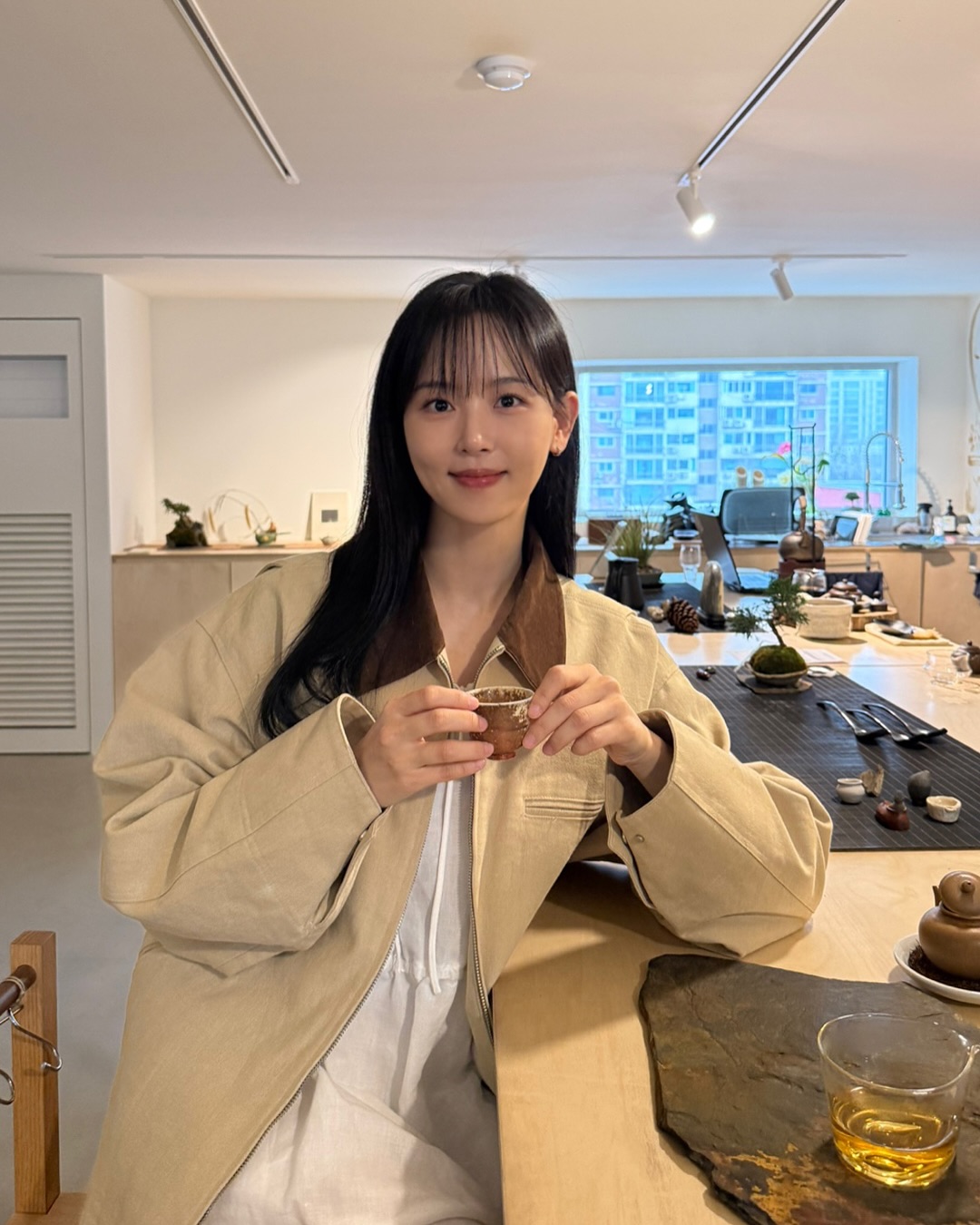 애매한 날씨에 제격인 아우터 3

애매한 날씨에 은근 고르기 힘든 아우터. 오히려 다채로운 아우터 옵션으로 멋부릴 수 있는 기회입니다. 다만 기장은 중간 길이가 봄에는 가장 적당해요. 

코튼부터 가죽까지 다채로운 옵션으로 다양한 무드를 연출할 수 있죠.

겨울에는 절대 못 입는 워크자켓! 특유의 중성적이고 캐주얼한 느낌 덕분에 봄에 자주 활용되는 아이템이죠. 원피스에 걸치면 여성적인 느낌을 중화하고 스타일리시한 느낌을 더할 수 있습니다.

스웨이드 자켓은 부드러운 소재 덕분에 온화한 느낌을 줘요. 물론 올블랙 룩에 걸친다면 시크한 무드를 연출할 수 있을 거예요.

하나쯤 가지고 있는 가죽자켓. 전체적인 스타일에 무게를 주는 아이템이라 계속 손이 갈 거예요. 어떤 착장에도 무리 없이 착붙이 되는 휘뚜루마뚜루 아이템이죠.  이미지