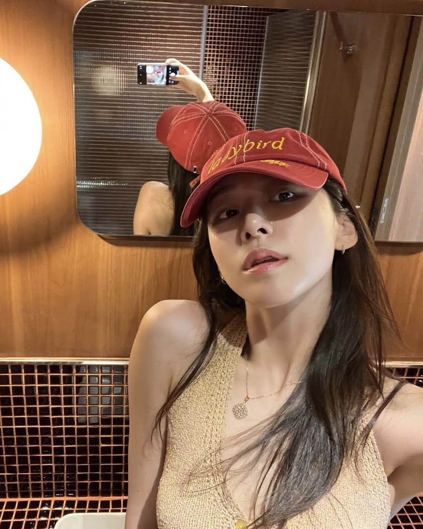 선배미 넘치는 얼굴상🧢

잘생긴 여배우는 특유의 중성적인 분위기가 매력적이에요. 다양한 배역을 소화할 수 있다는 것도 큰 장점이죠. 대학 시절 인기 많던 중성적인 선배가 떠오르는 얼굴 상을 가지고 있는 여배우들을 소개해 드릴게요🩶

1. 이연
2. 이주명
3. 이주영 이미지4